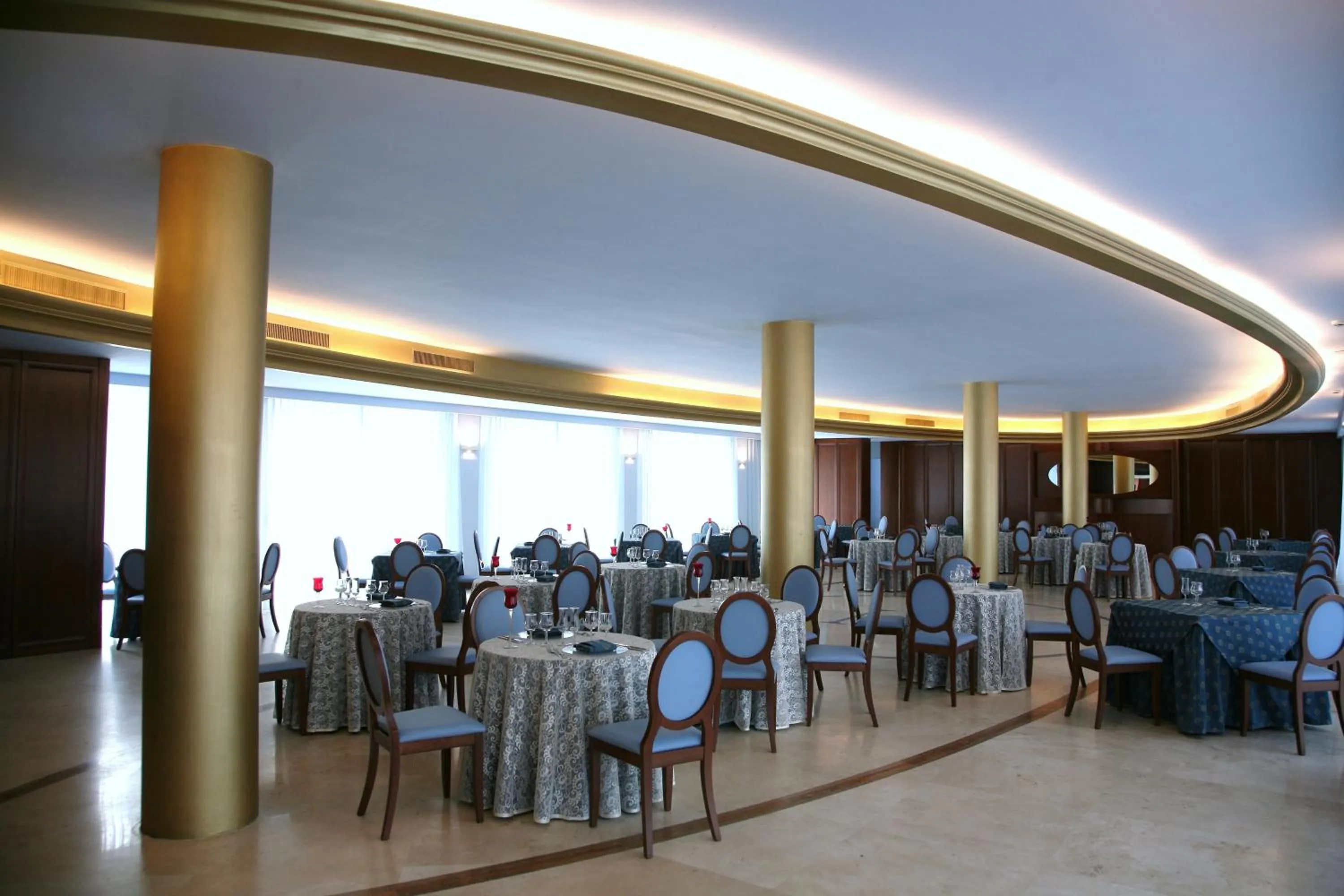 Restaurant/places to eat in Hotel Royal