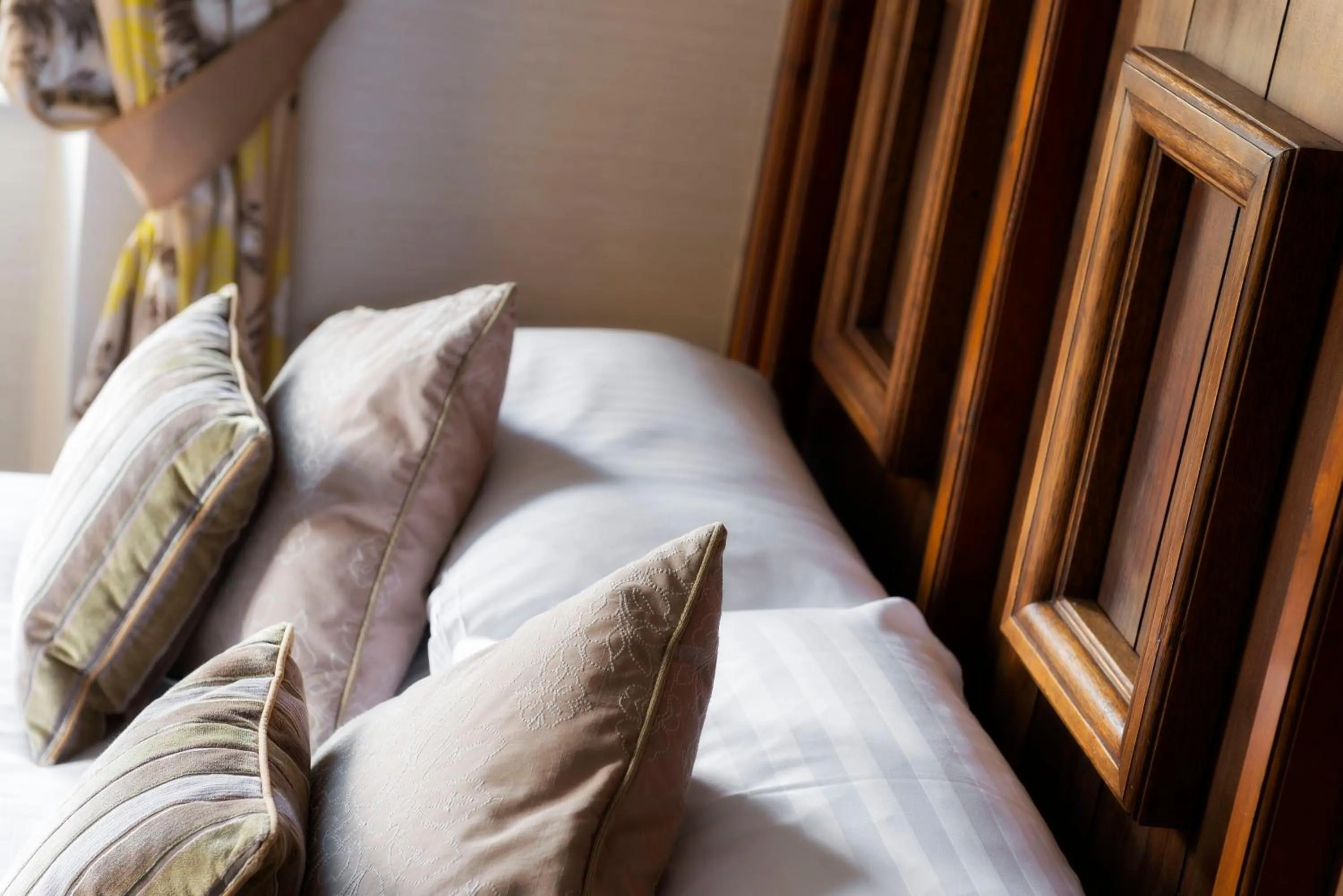 Decorative detail, Bed in Wagon & Horses