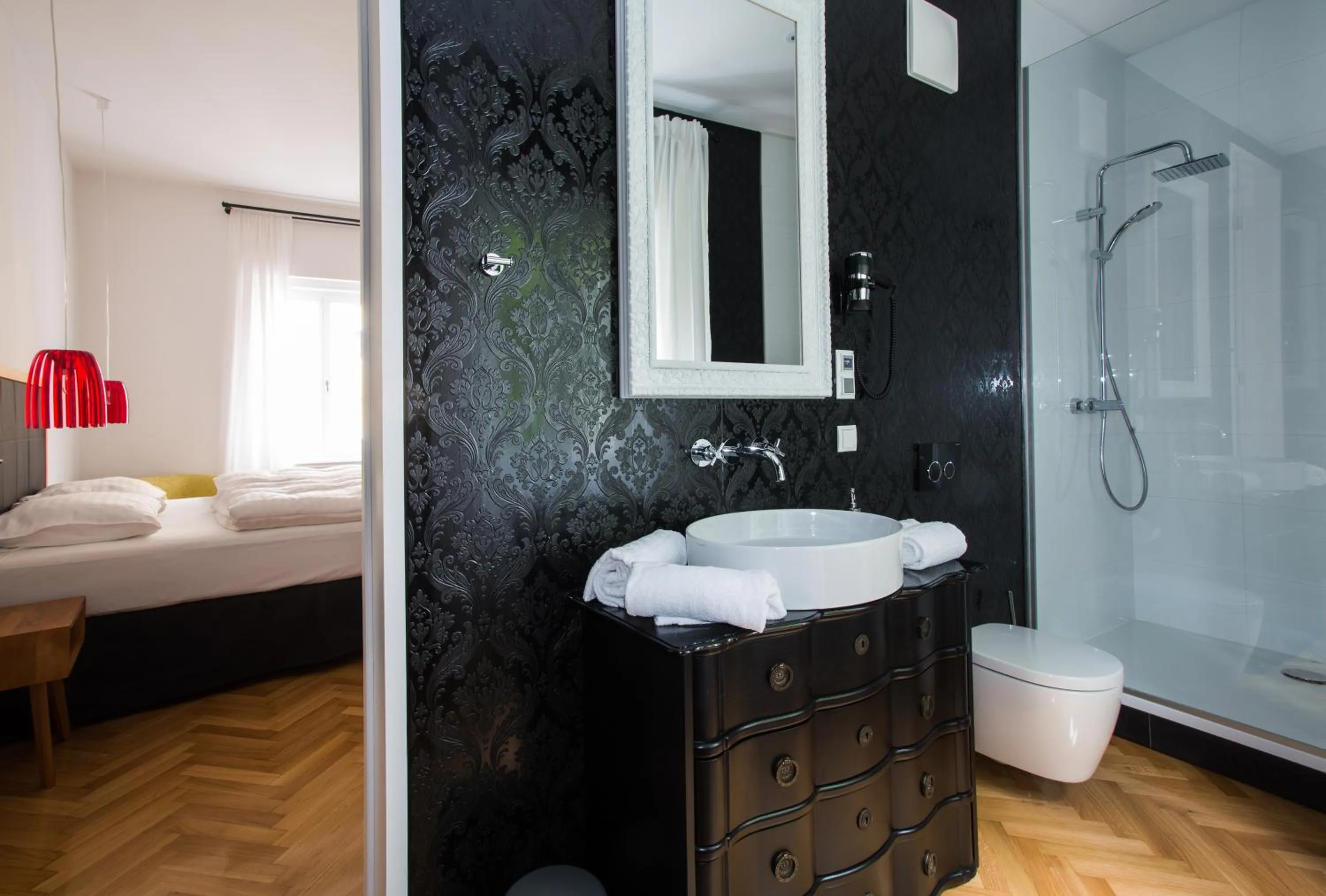 Photo of the whole room, Bed in KIRCHENWIRT an der Weinstrasse - Boutique Hotel
