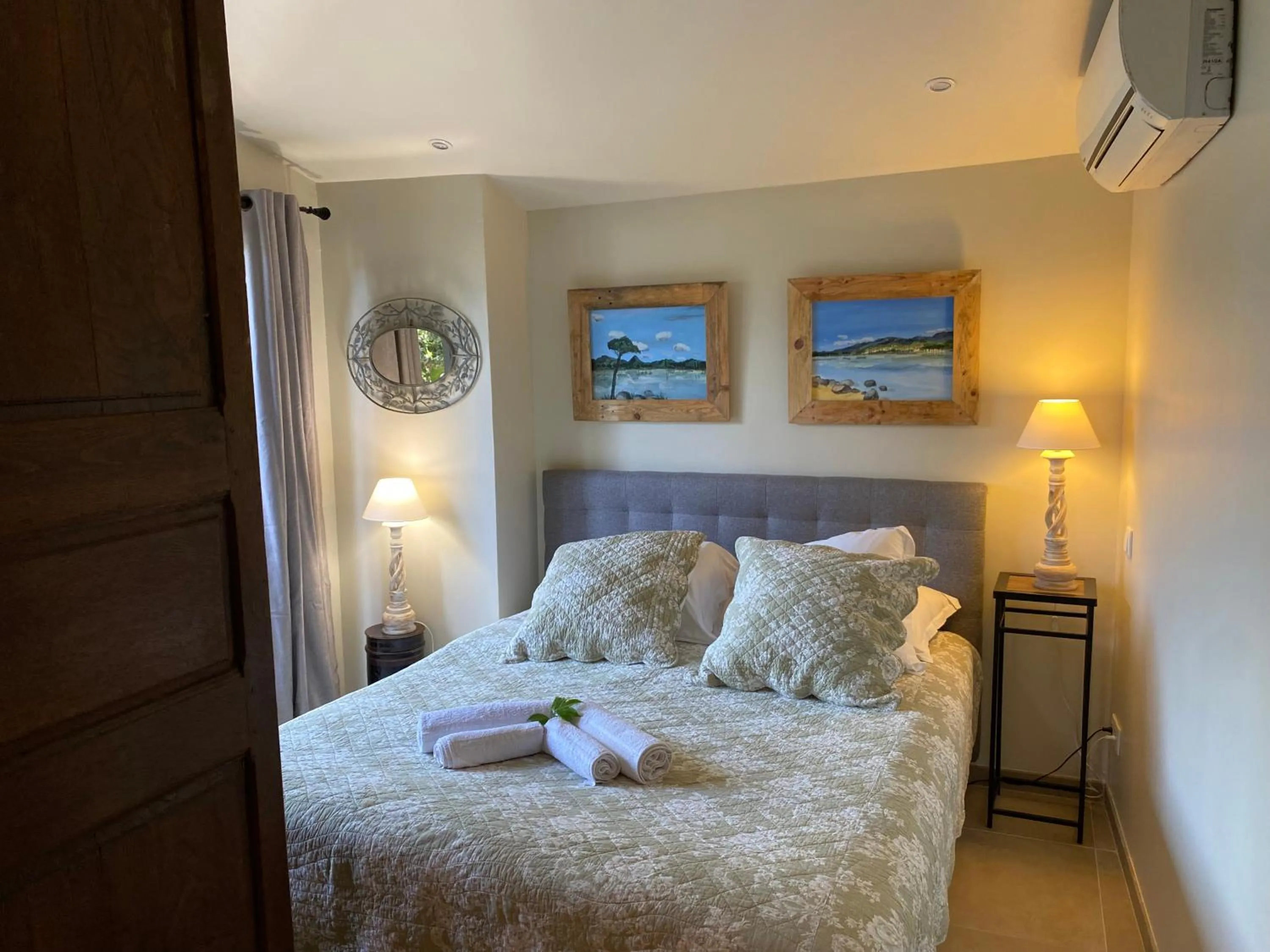 Photo of the whole room, Bed in Maranatha Porto Vecchio