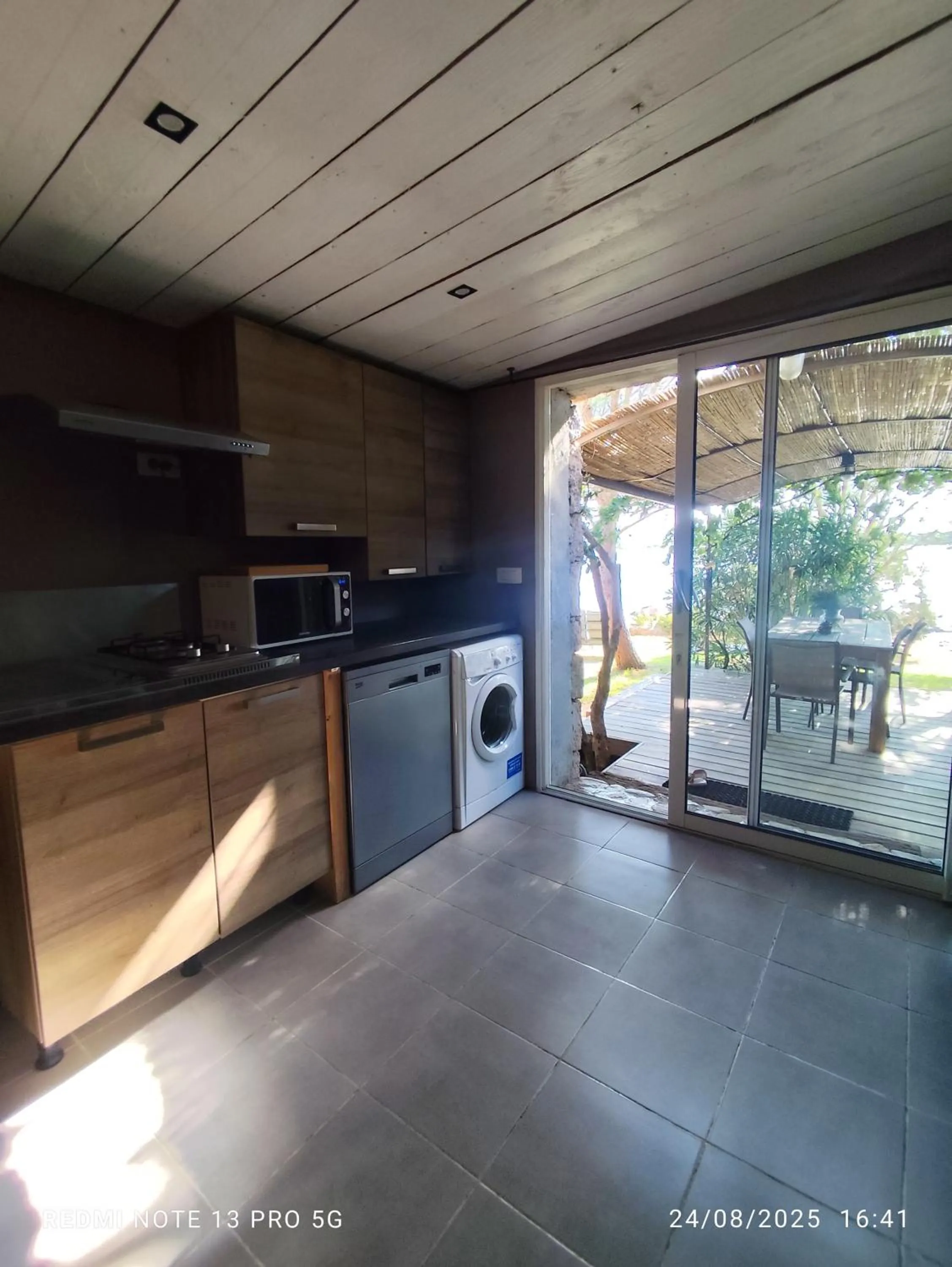 kitchen in Maranatha, front de mer avec plage