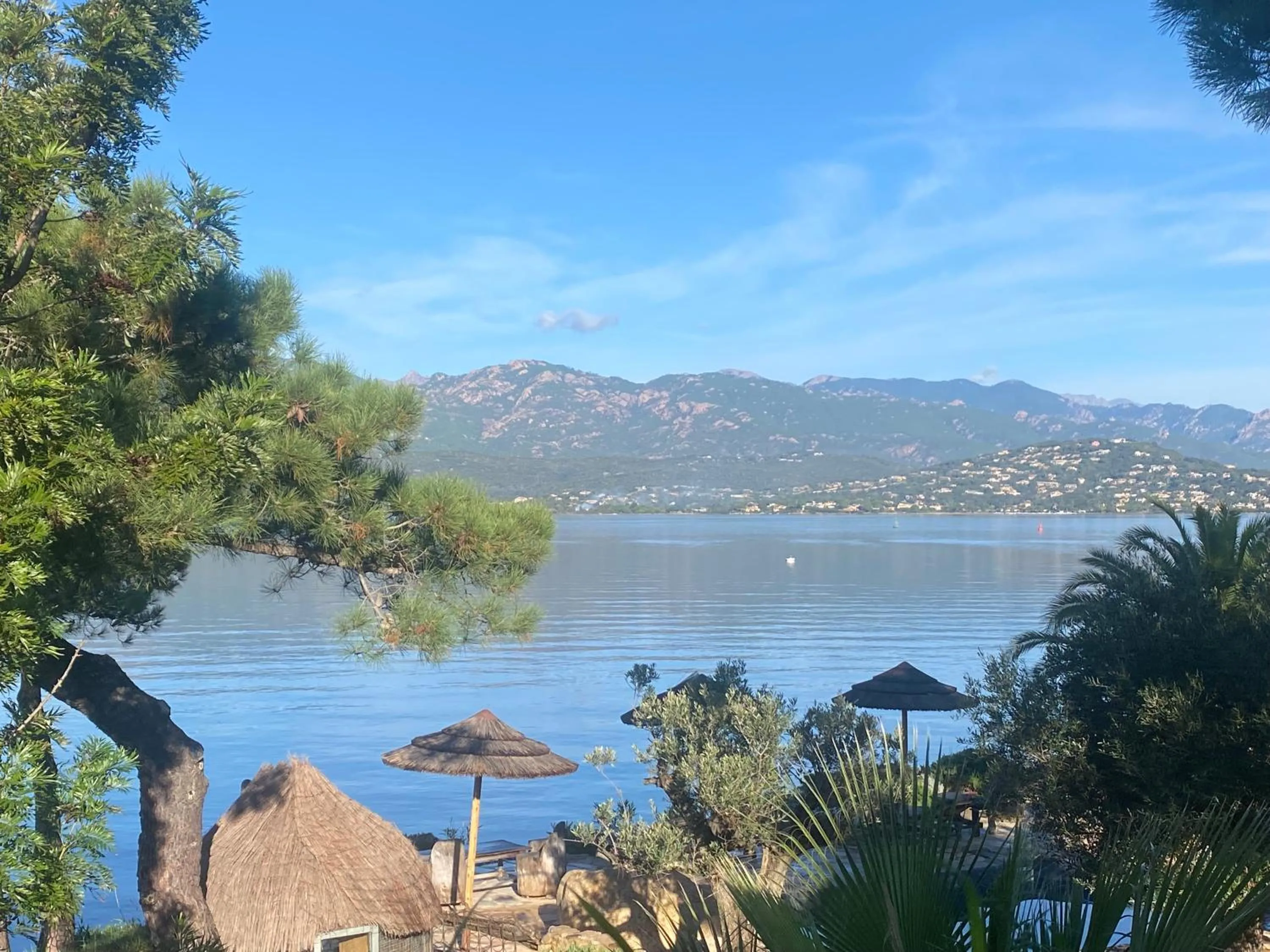 Beach in Maranatha, front de mer avec plage