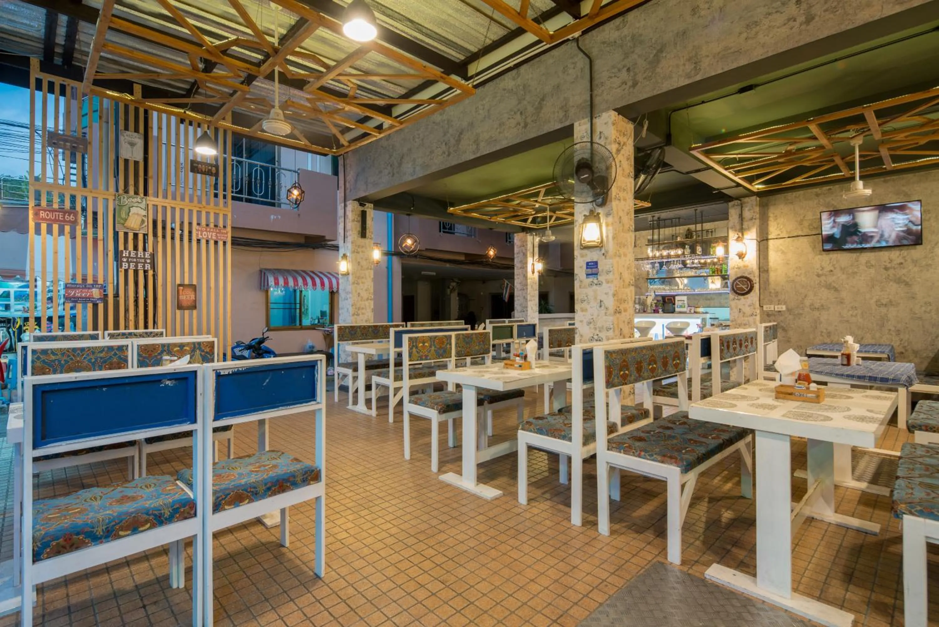 Restaurant/places to eat in Amarin Hotel Patong