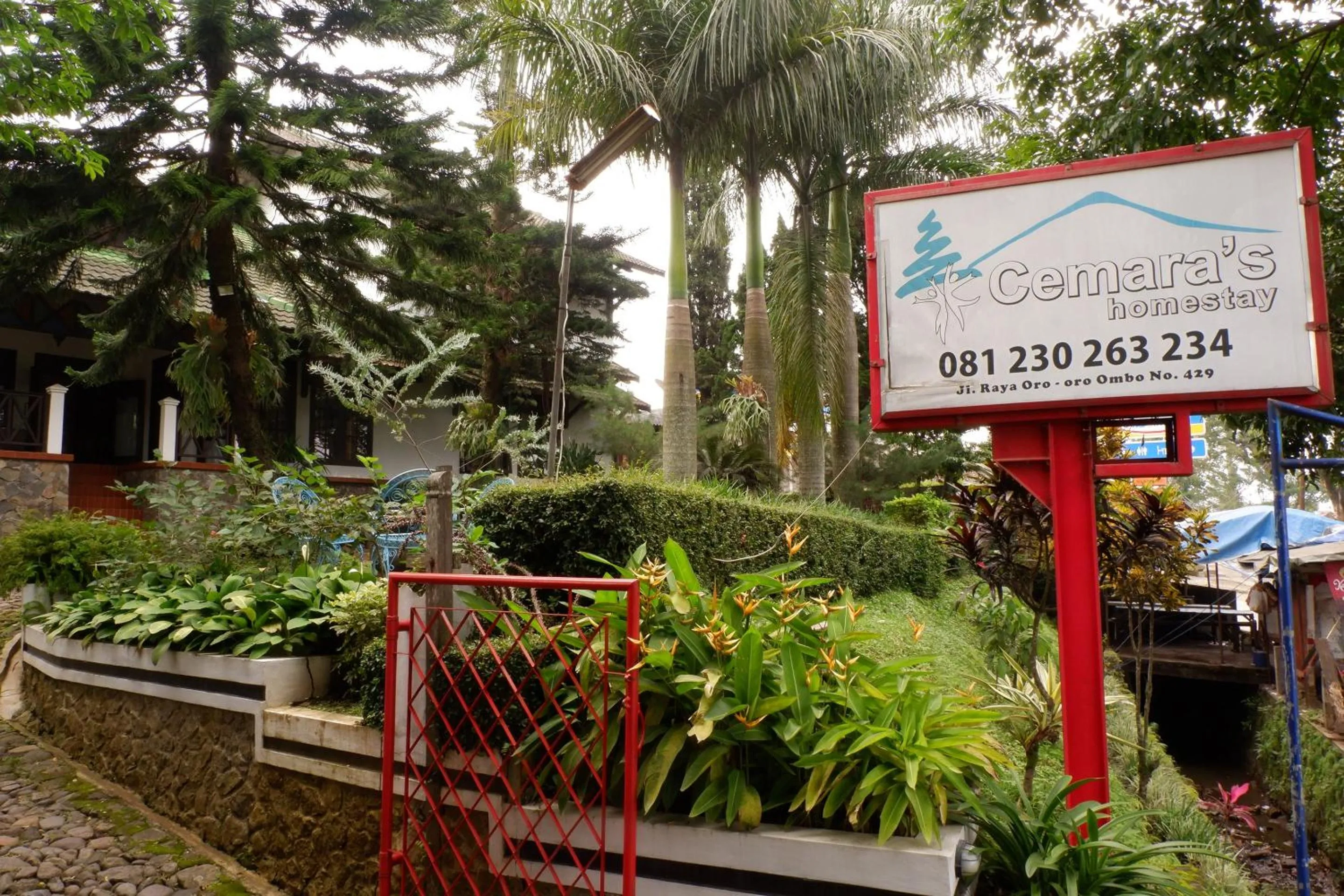 Facade/entrance in Hotel O Cemara's Homestay