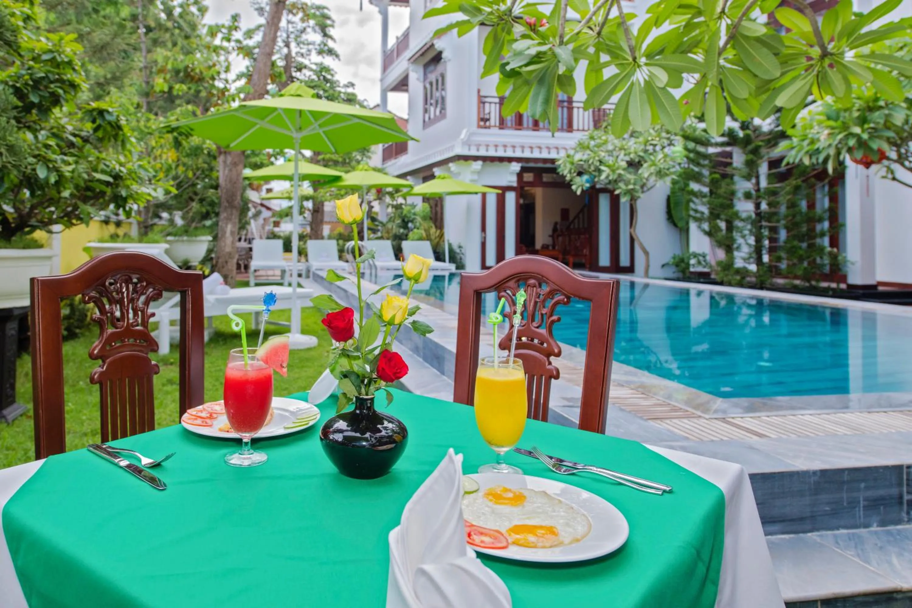 Restaurant/places to eat in Green Hill Villa