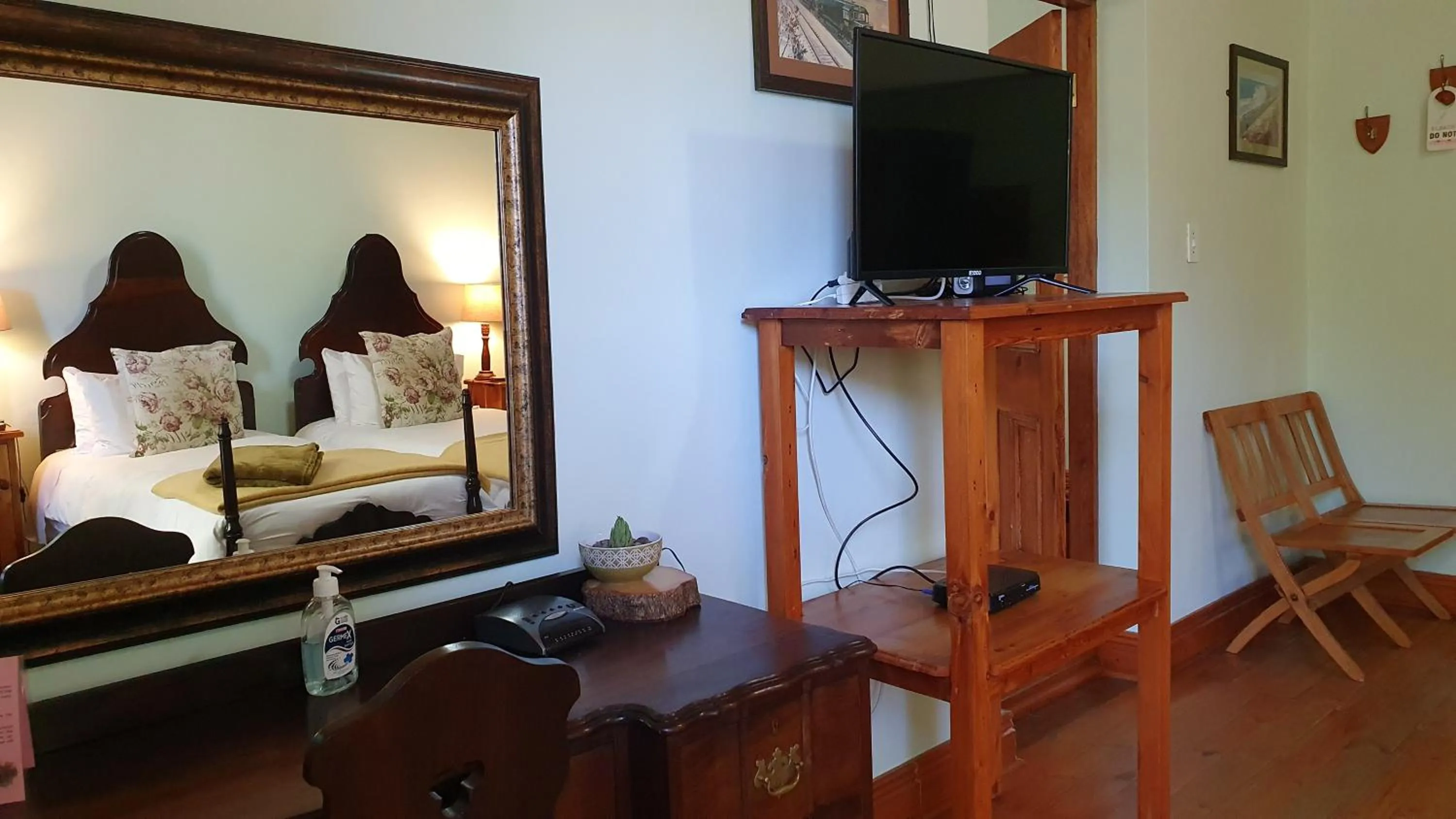 TV and multimedia, Bed in Angler and Antelope Guesthouse