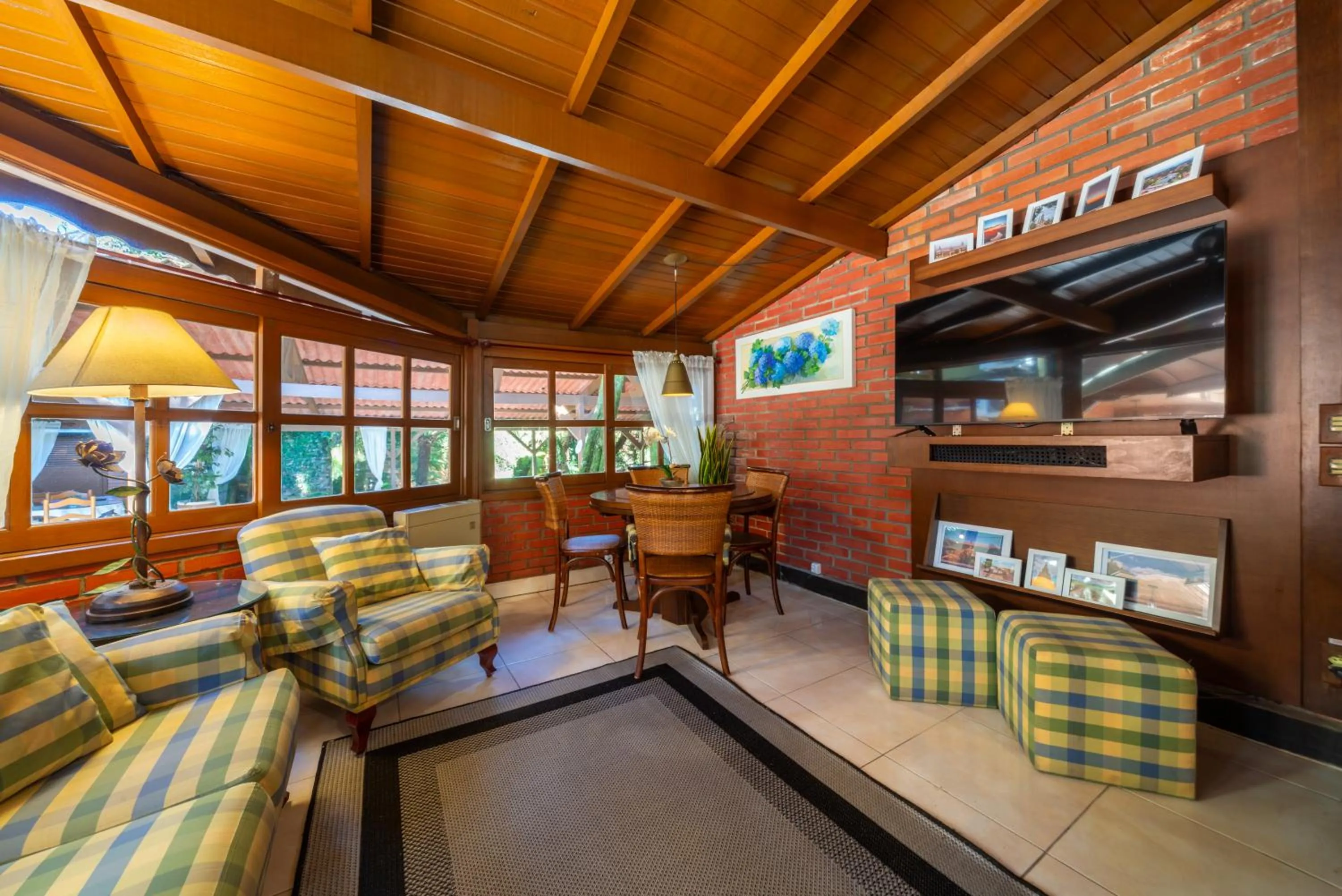 Communal lounge/ TV room in Pousada Monte Felice Recanto da Lua