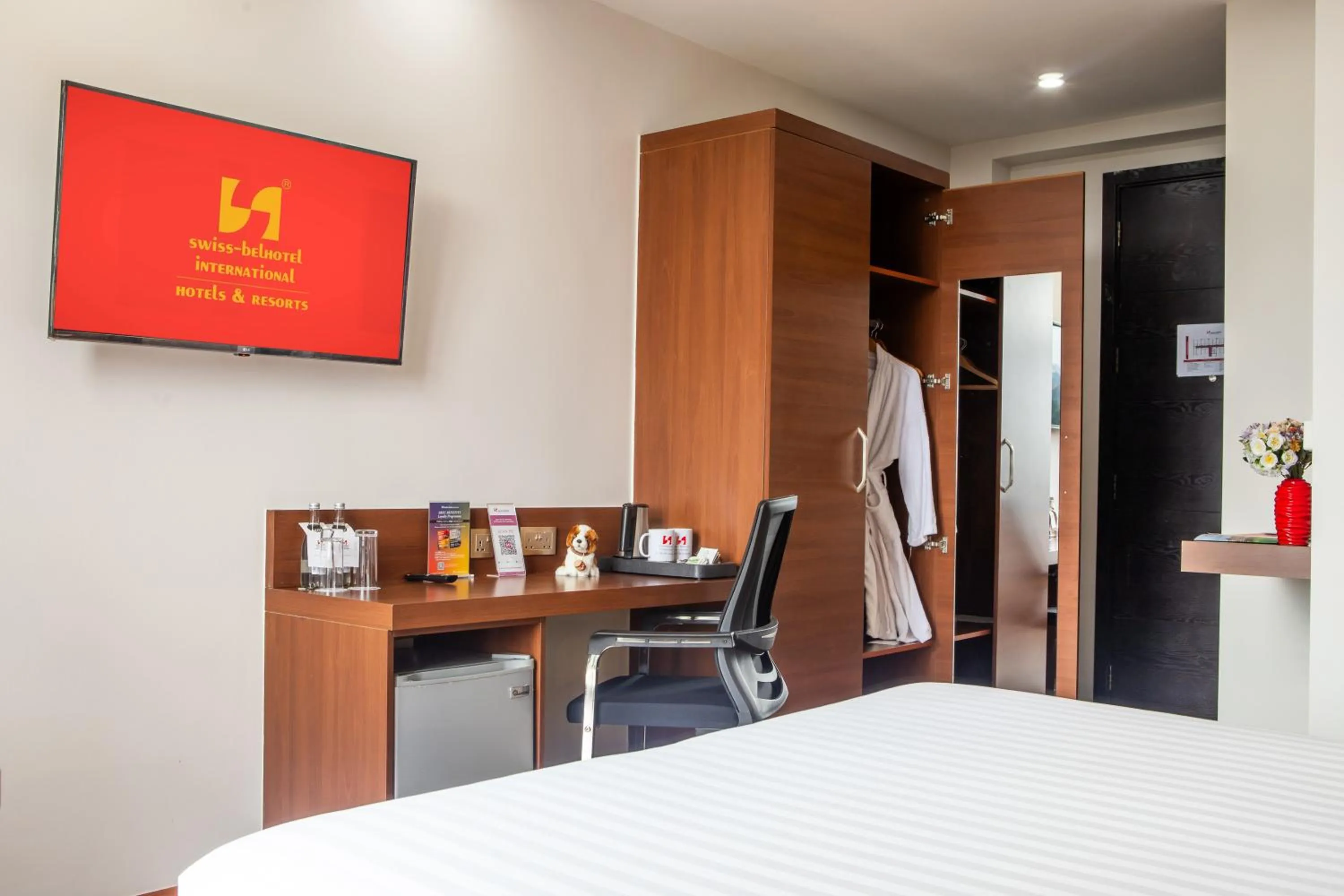 wardrobe, Bed in Swiss-Belinn Nairobi