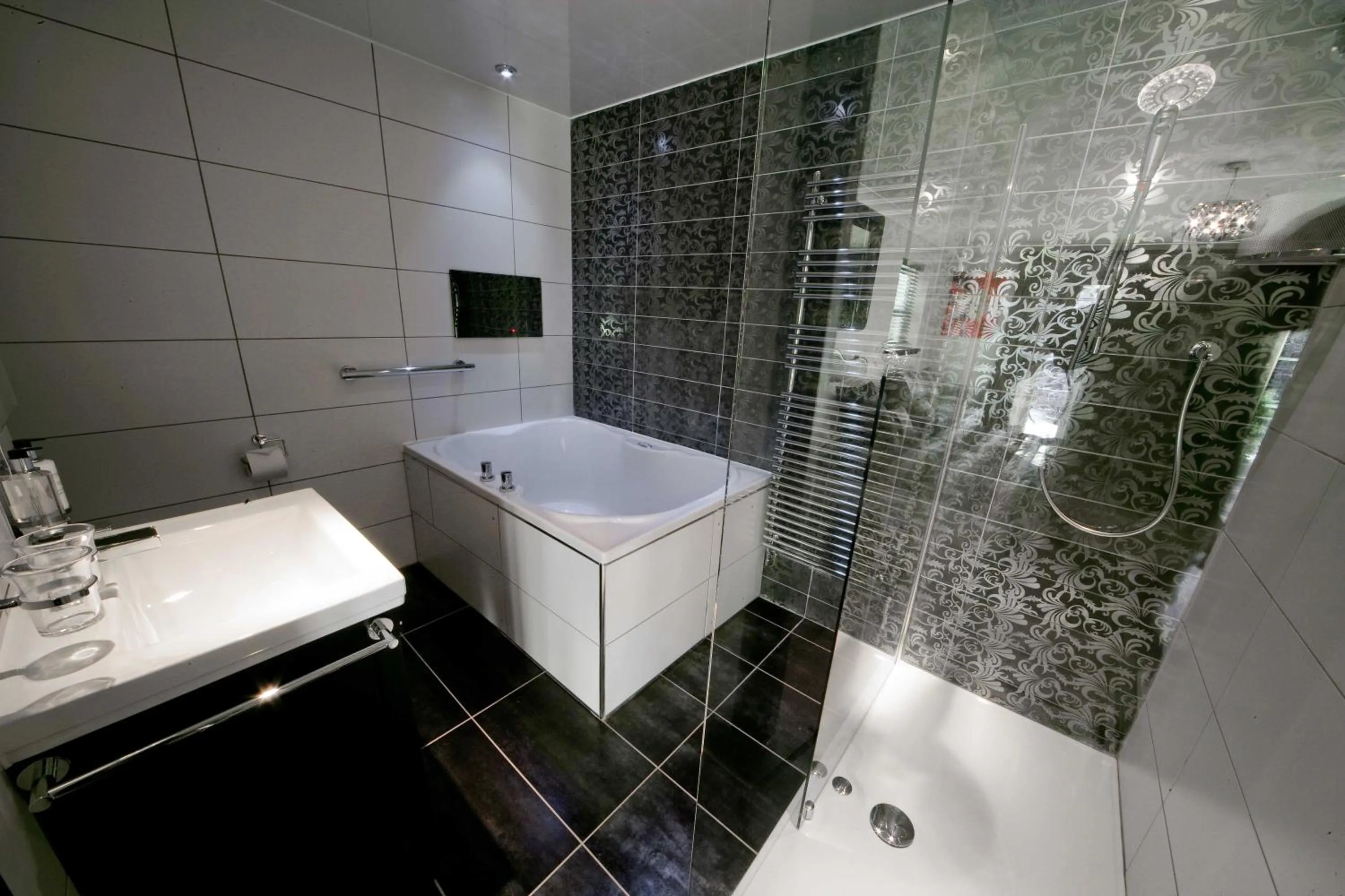 Bathroom in Windermere Suites