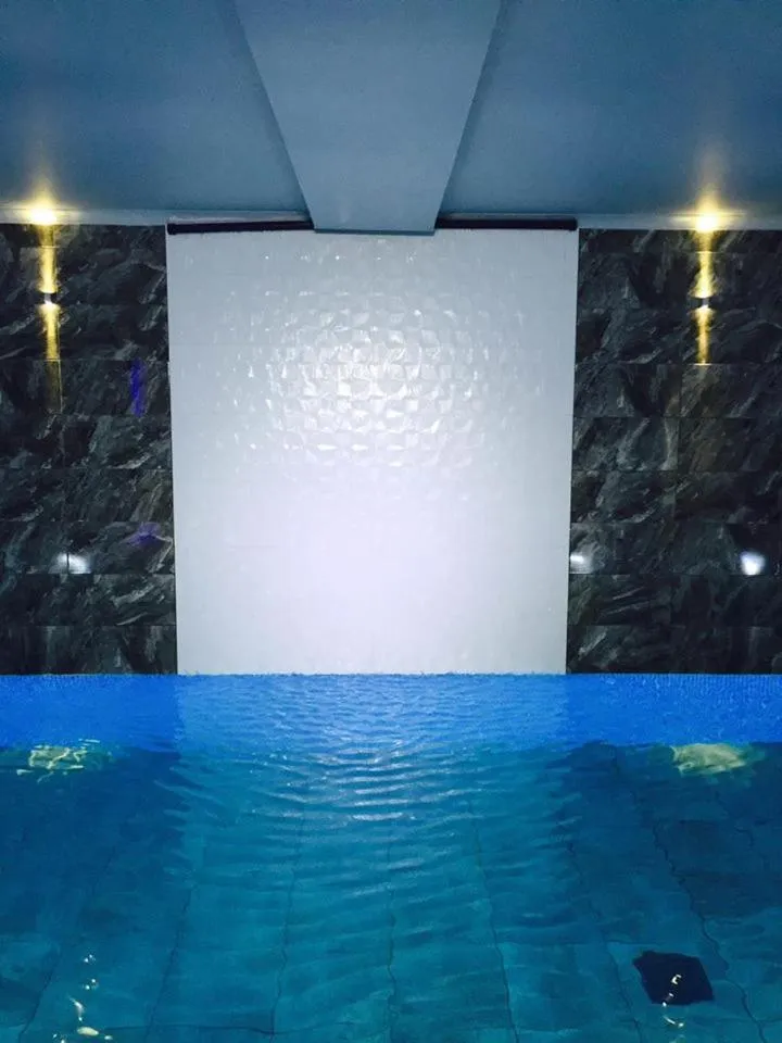 Swimming pool in Windermere Suites