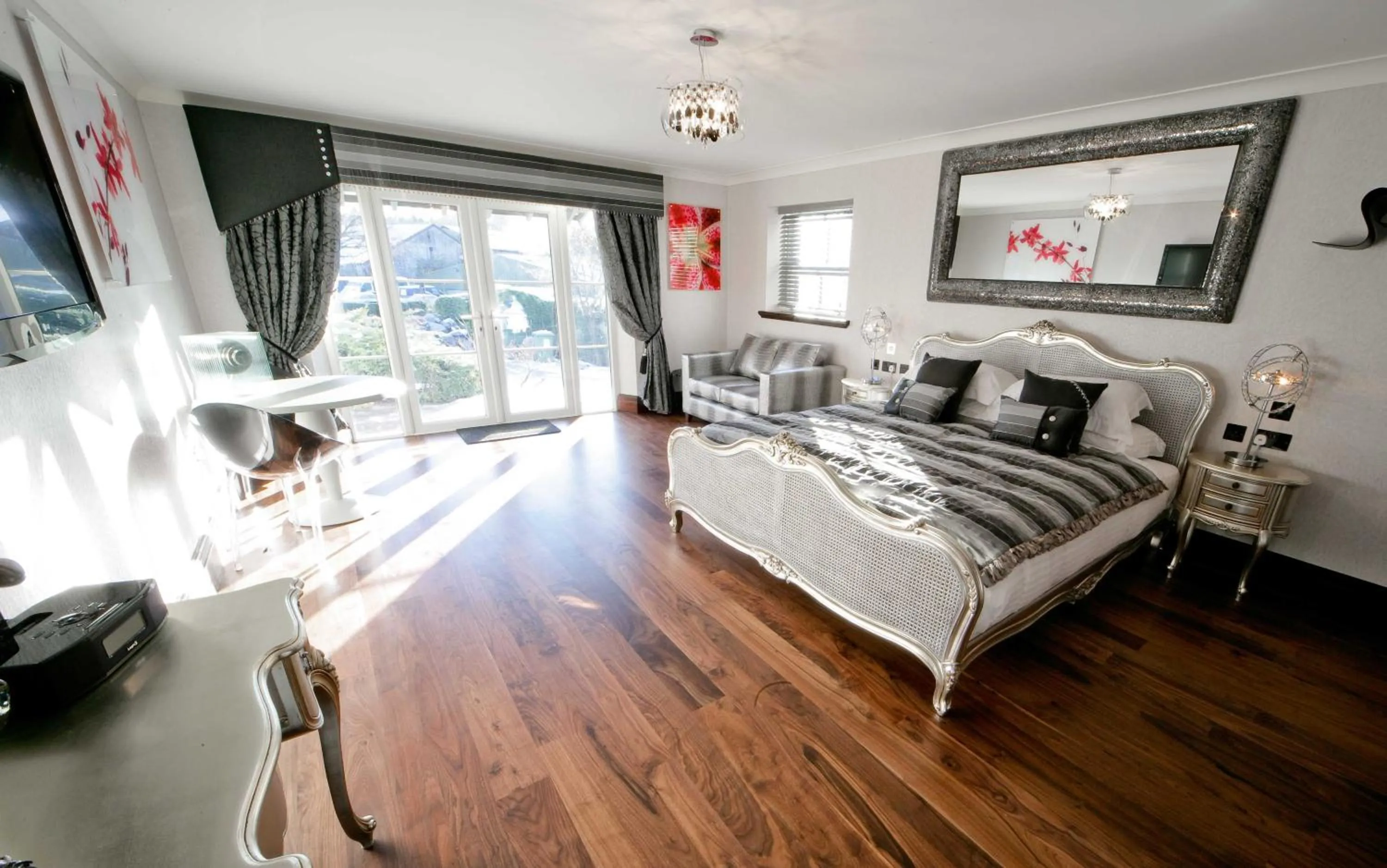 Bedroom, Bed in Windermere Suites