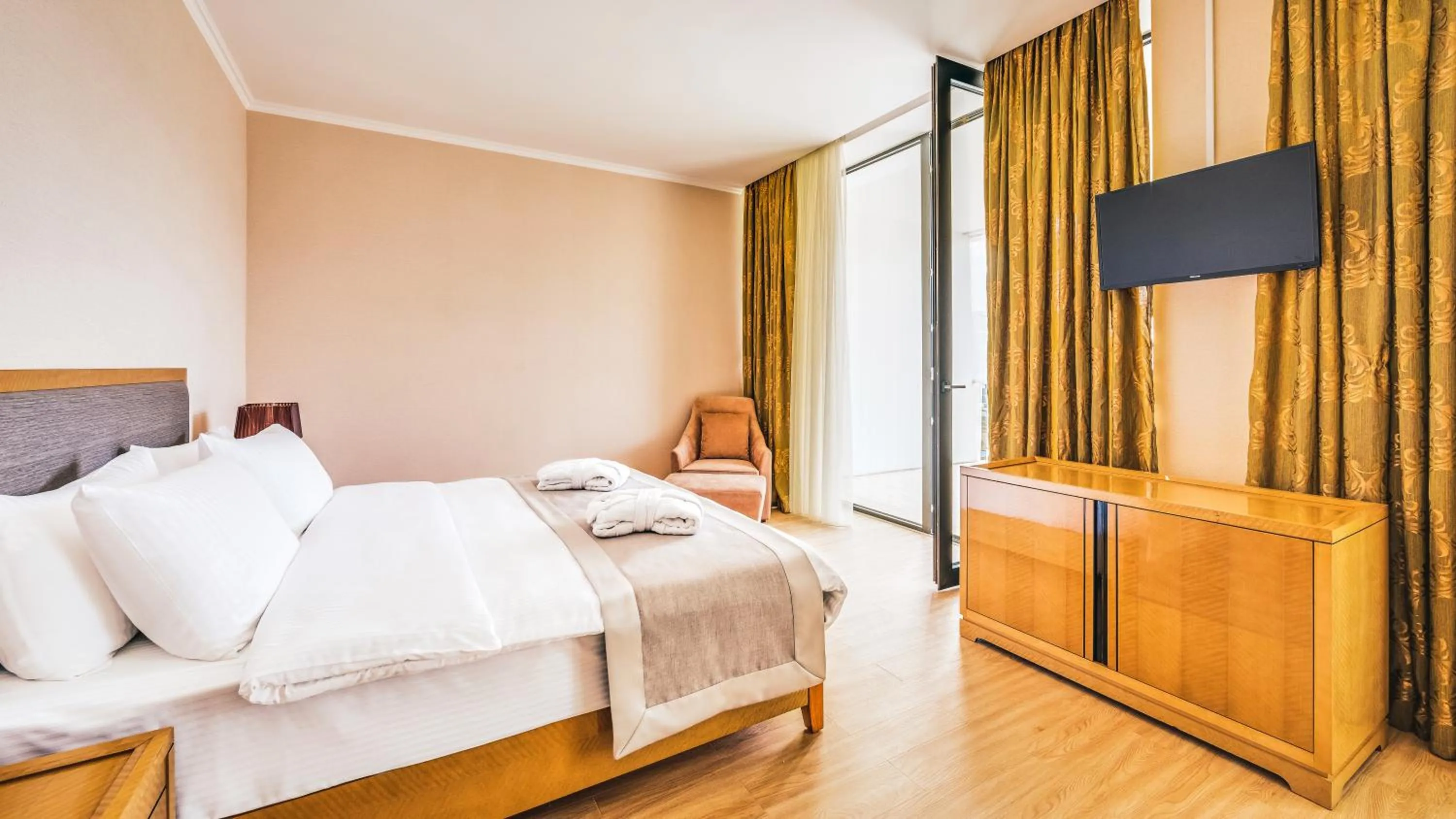 TV and multimedia, Bed in Lisi Hills Hotel