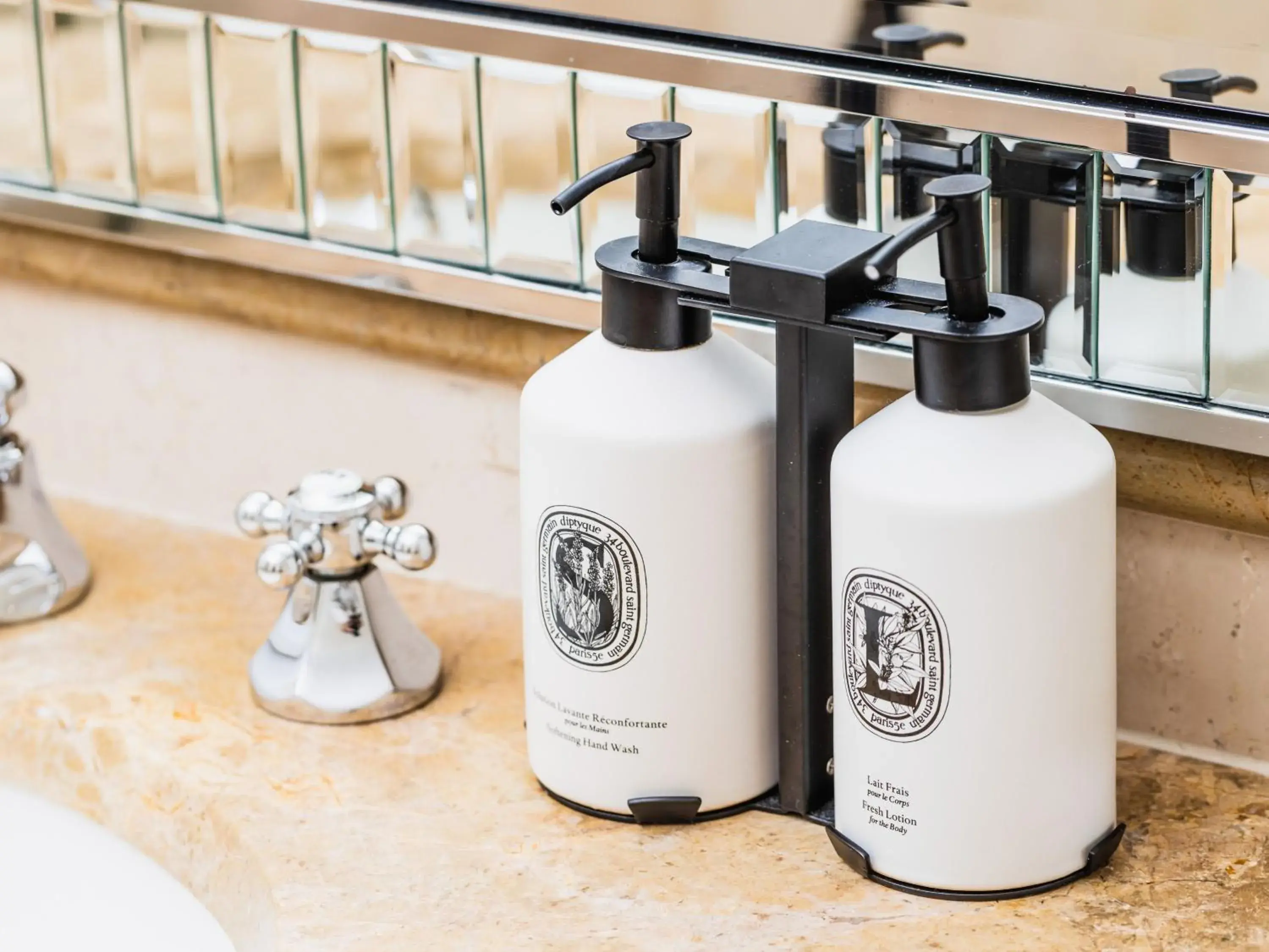 Deluxe King Room with Harbor View in The Langham Sydney Deluxe King Room with Harbor View in The Langham Sydney