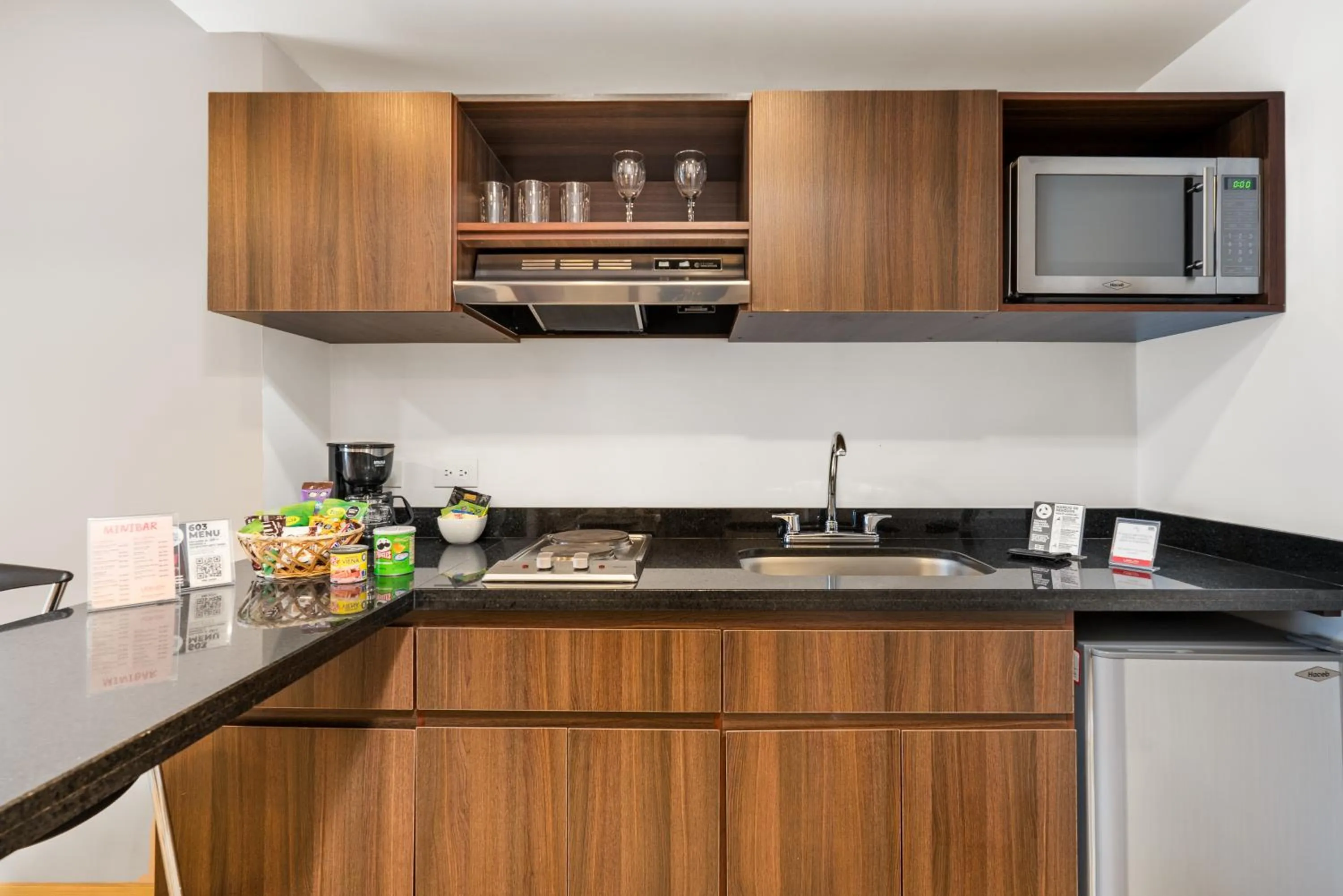 kitchen in Hotel Leblon Suites Milla de Oro