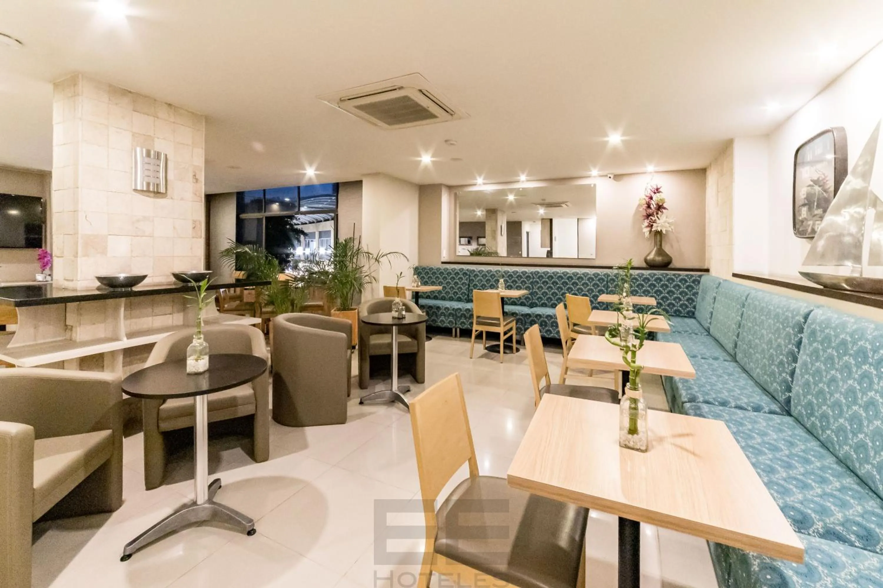 Restaurant/places to eat in Hotel Leblon Suites Milla de Oro