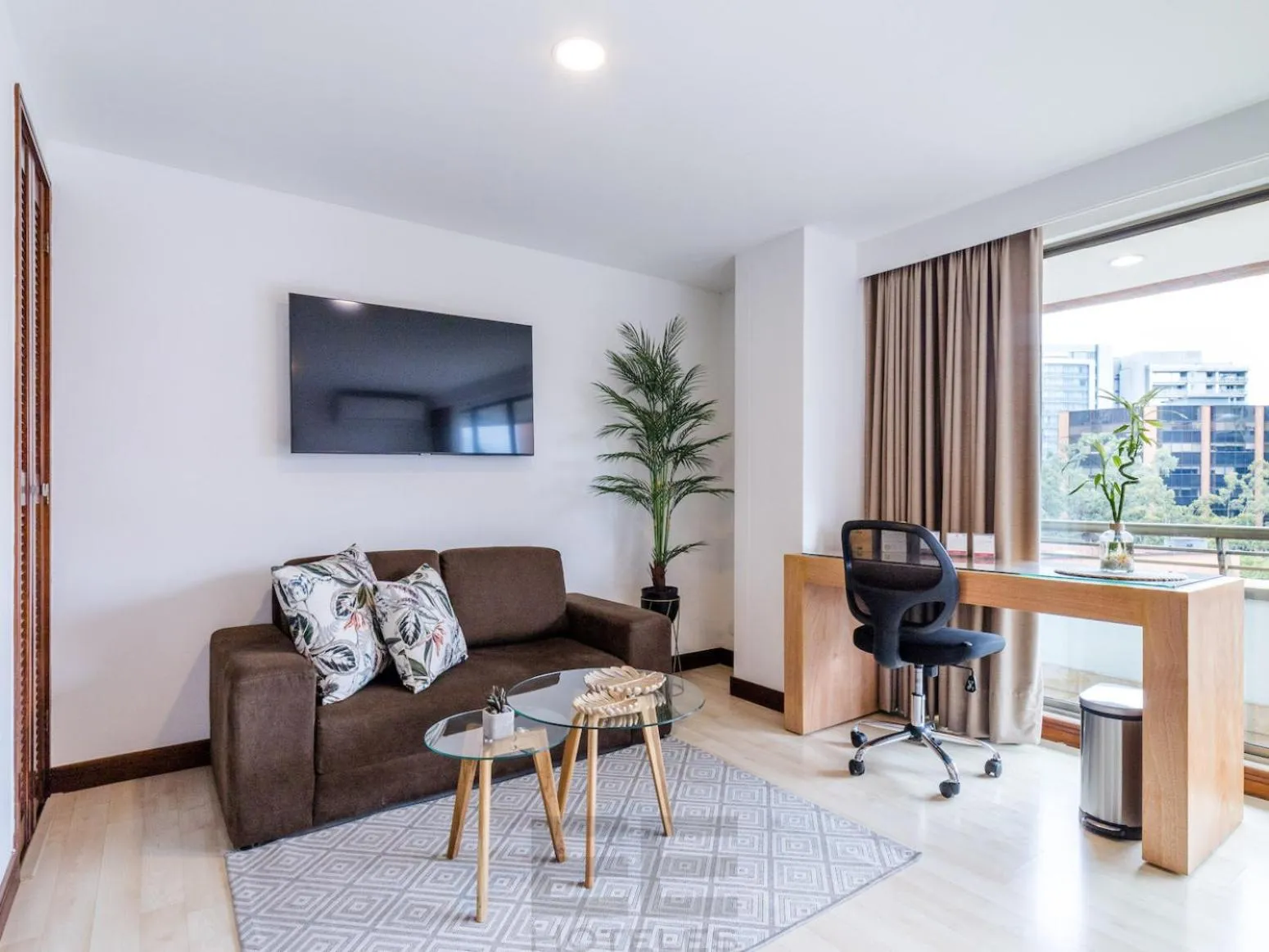 TV and multimedia in Hotel Leblon Suites Milla de Oro