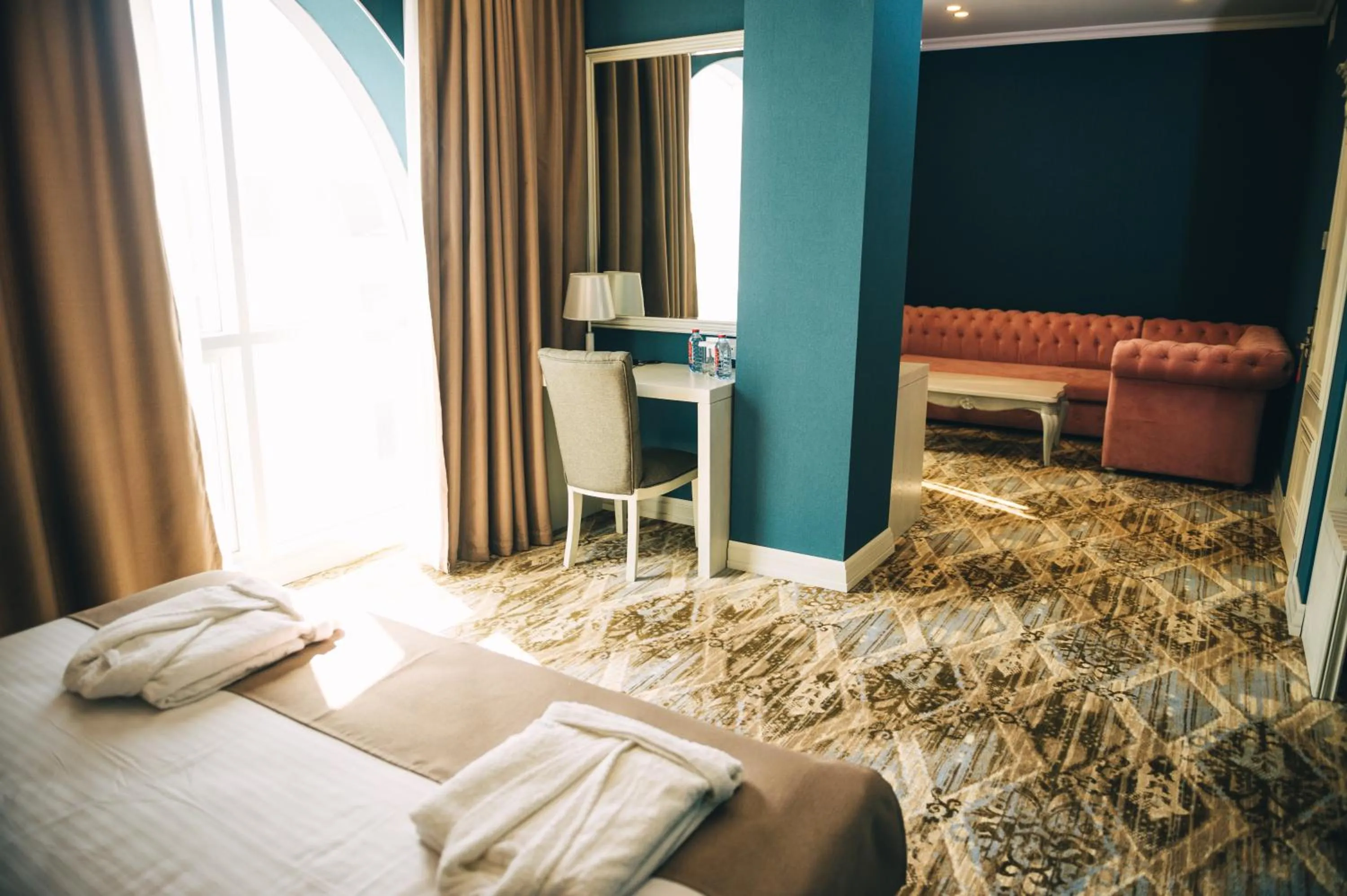 Living room, Bed in Emerald Suite Hotel