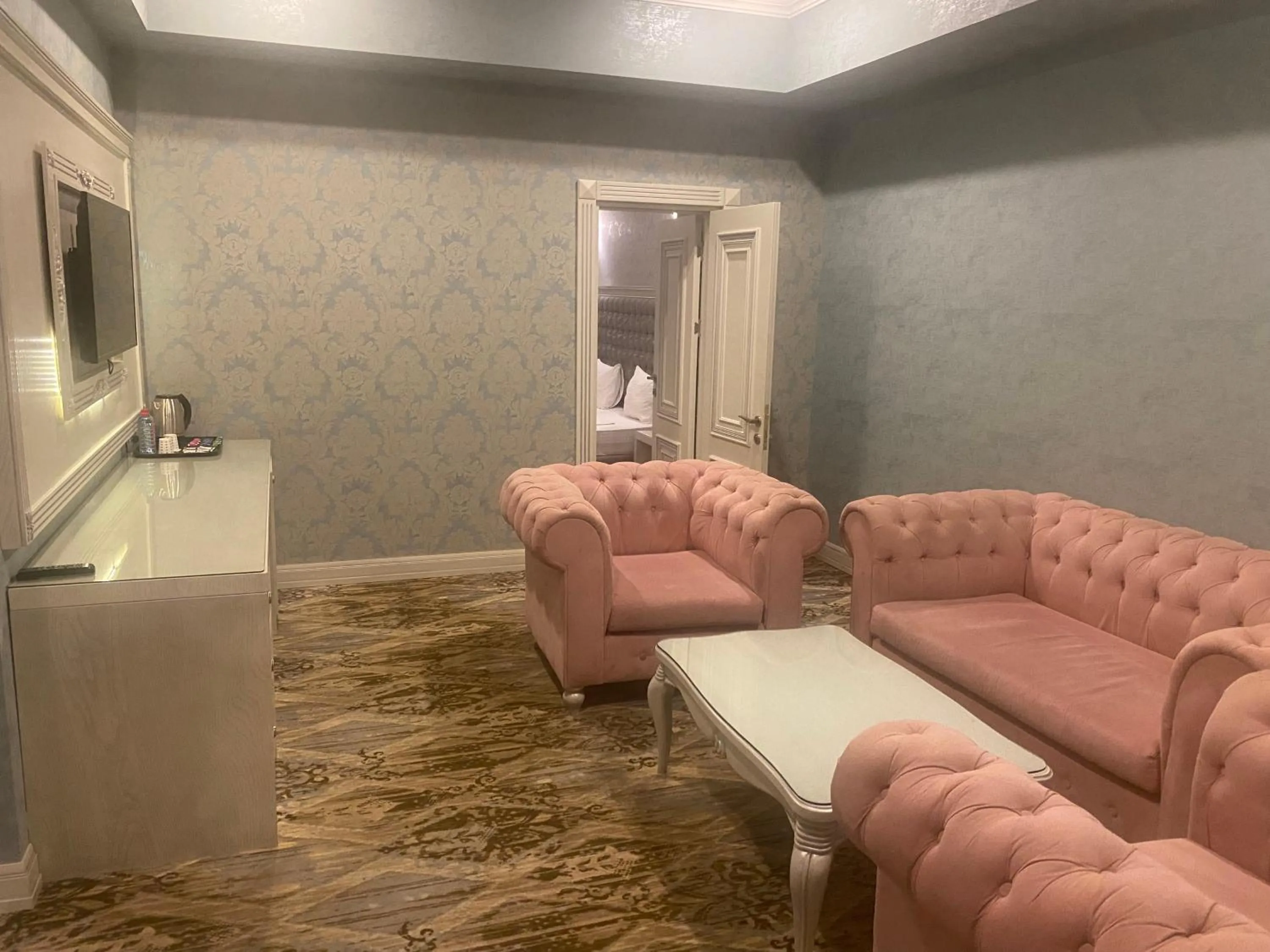 Living room in Emerald Suite Hotel