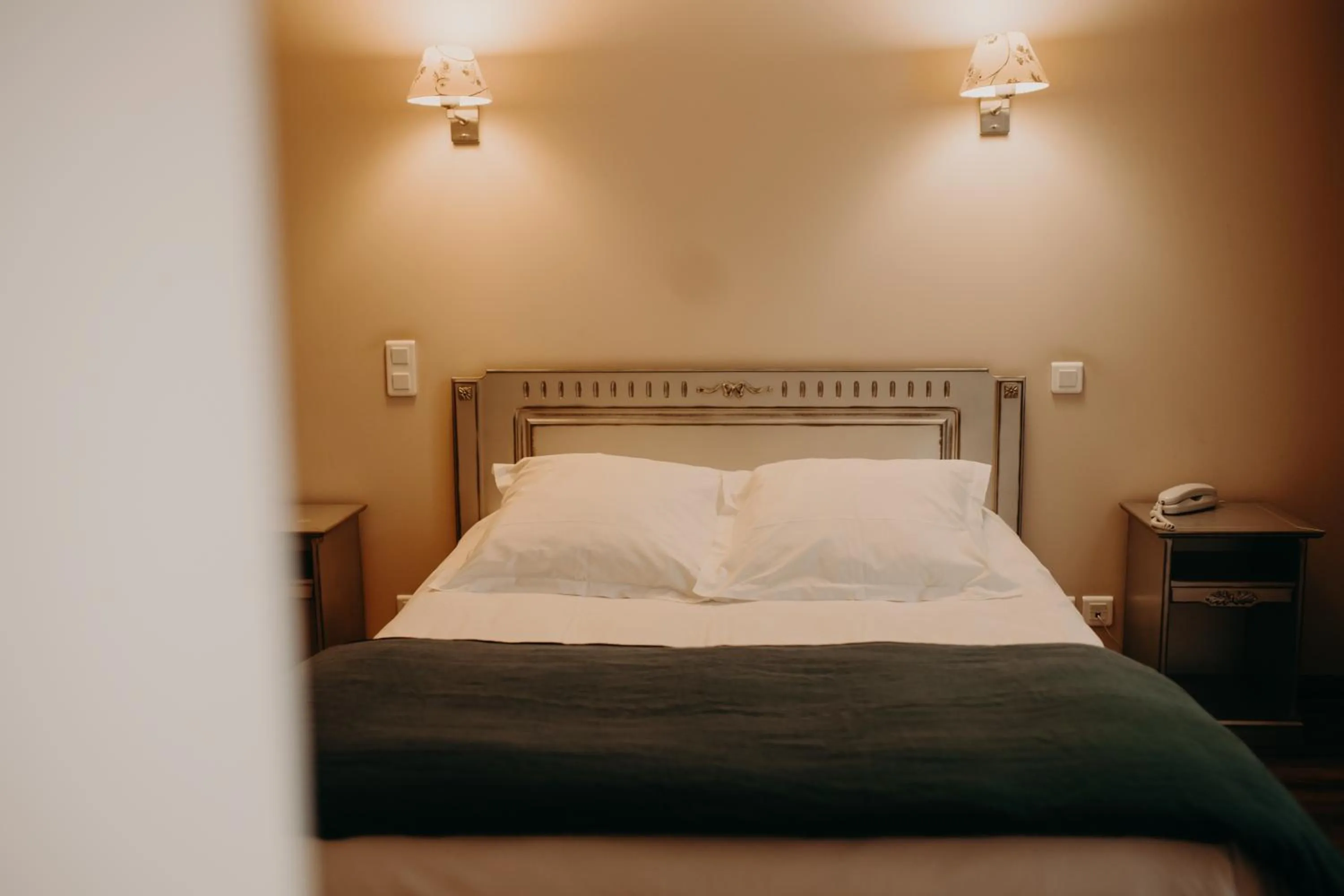 Bedroom, Bed in Logis - Hotel Restaurant du Parc