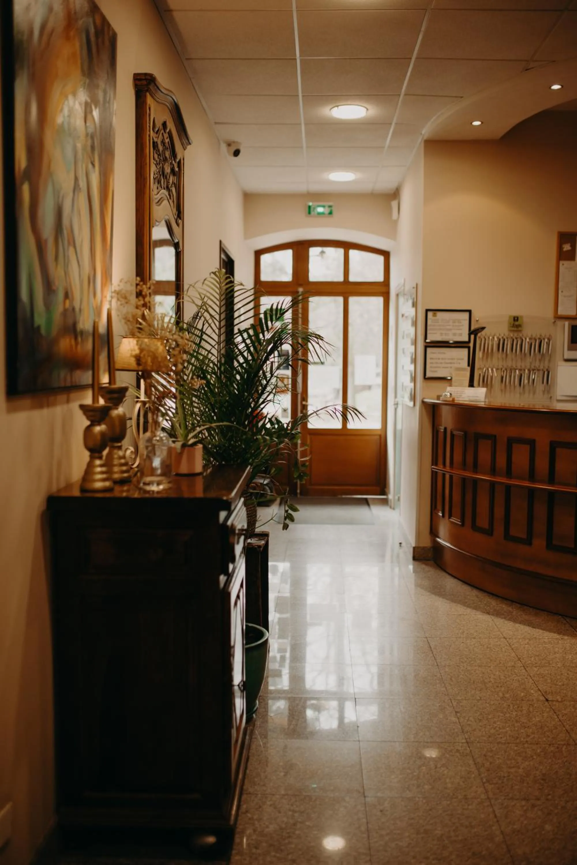 Lobby or reception in Logis - Hotel Restaurant du Parc