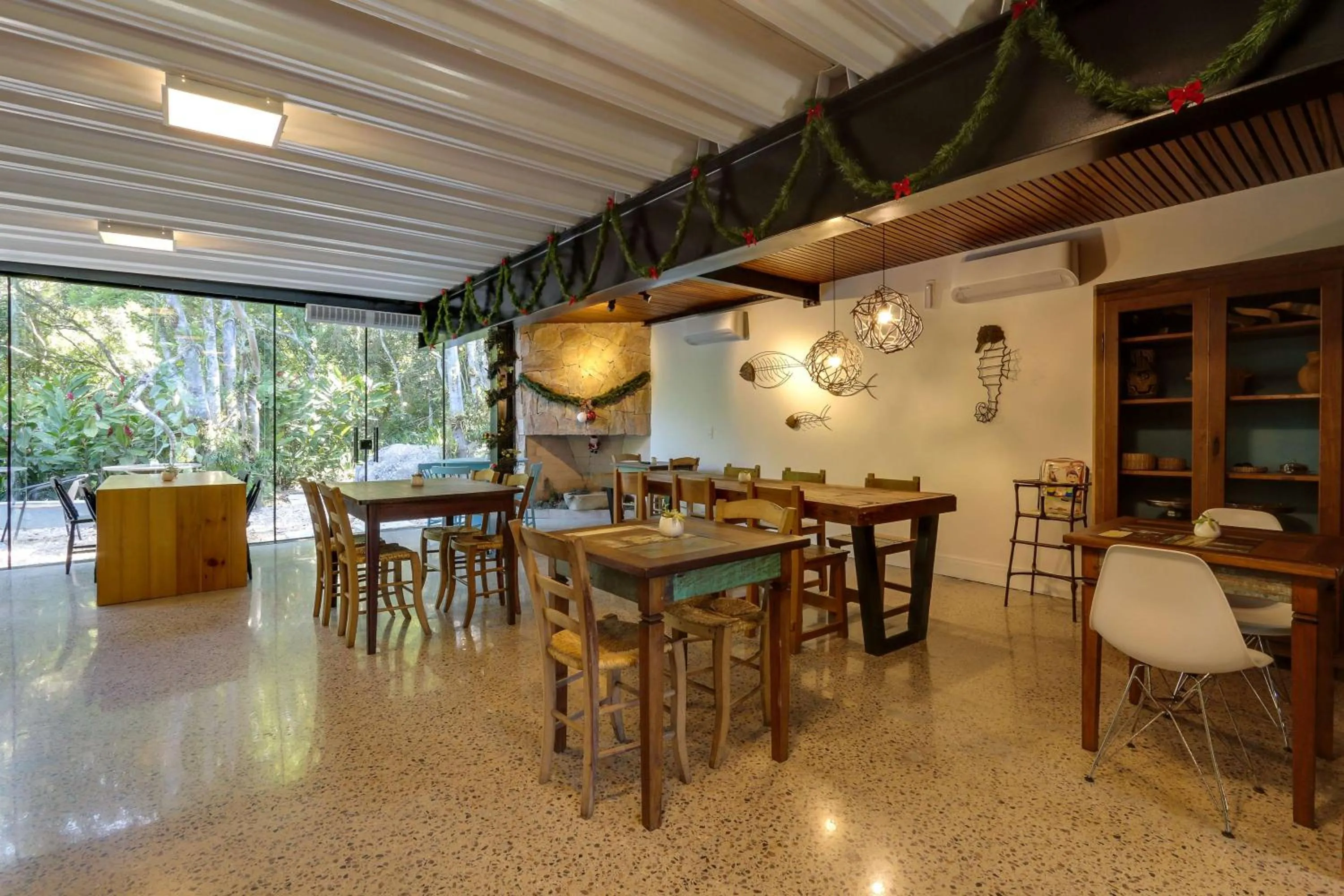 Restaurant/places to eat in Pousada Vila do Bosque