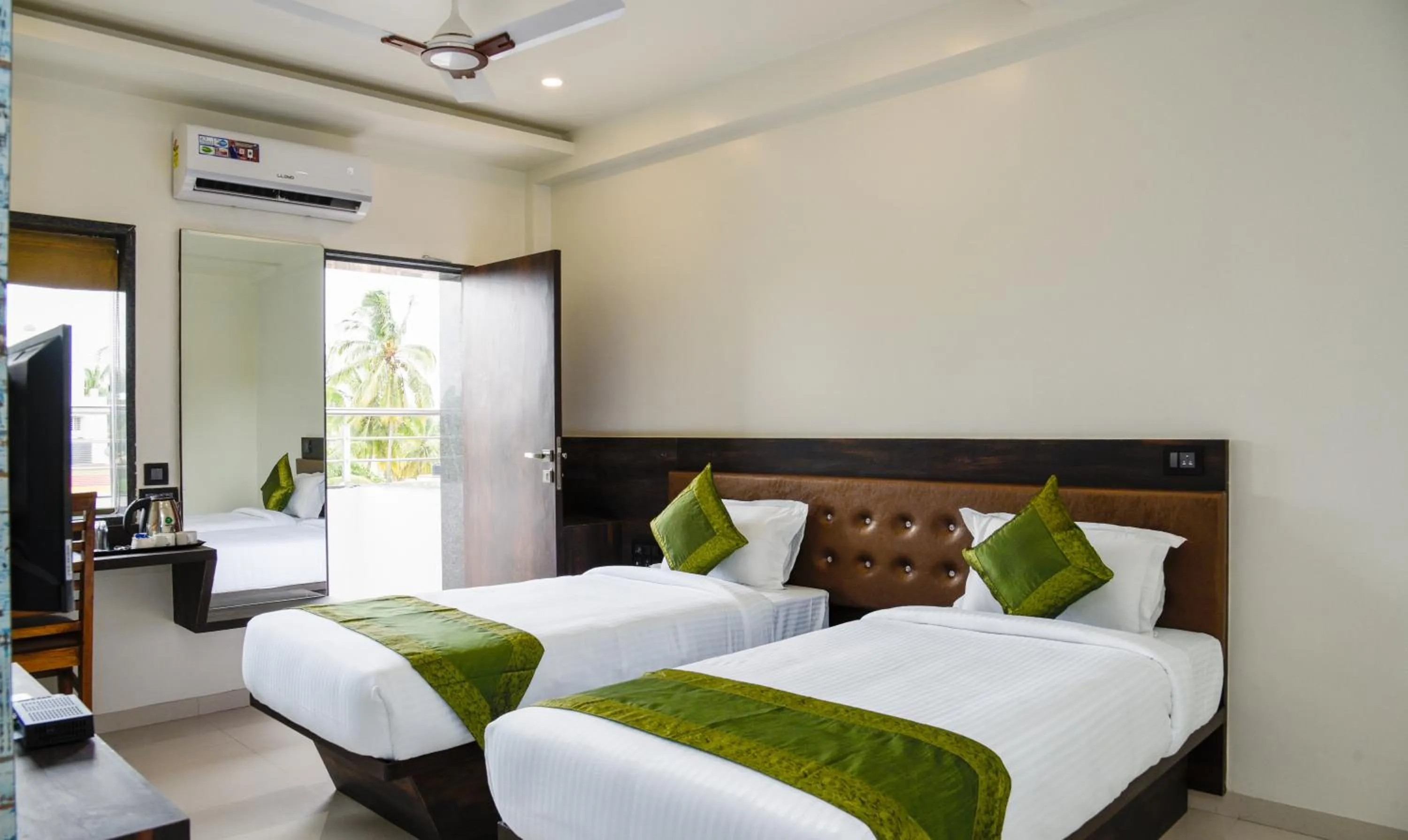 Bedroom, Bed in Treebo Malhaar Regency