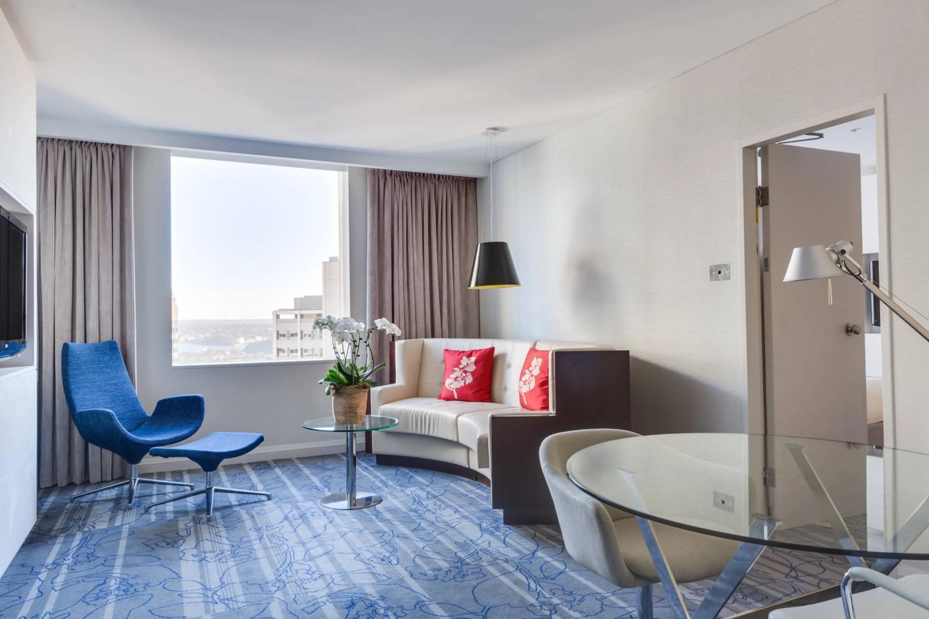 Living room in Sydney Harbour Marriott Hotel at Circular Quay