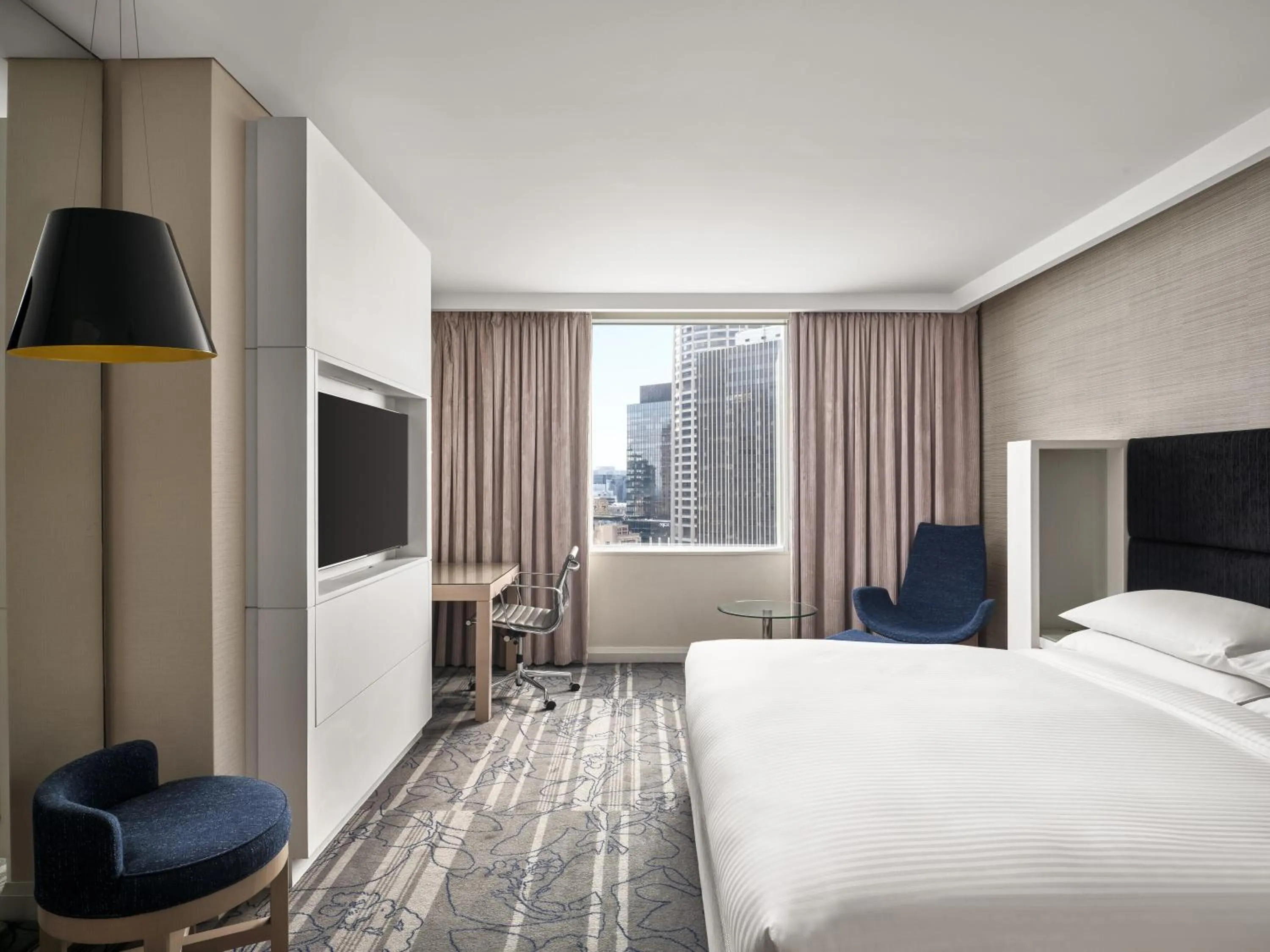 Bedroom, Bed in Sydney Harbour Marriott Hotel at Circular Quay