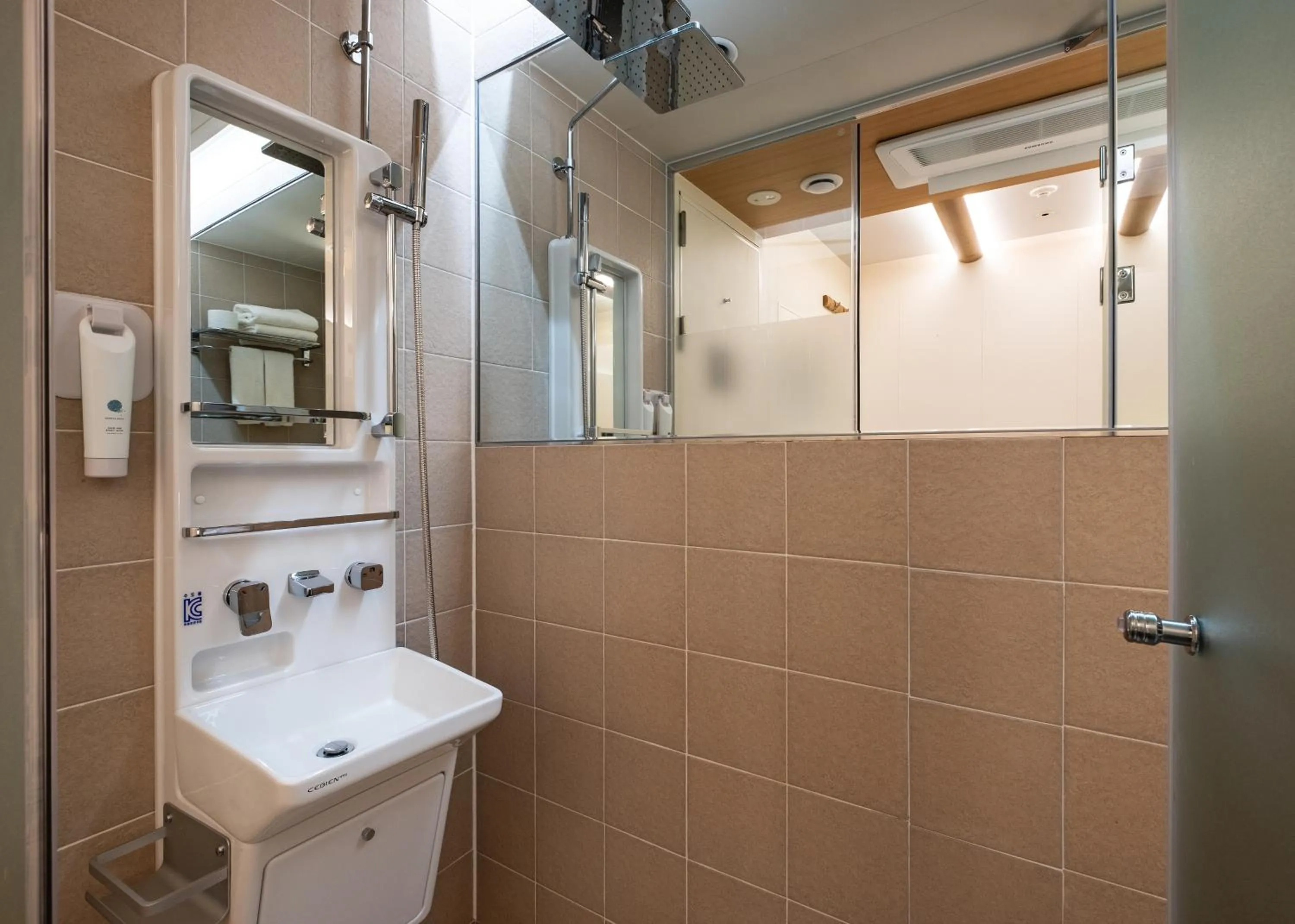 Toilet in DarakHyu Yeosu Capsule Hotel by WALKERHILL