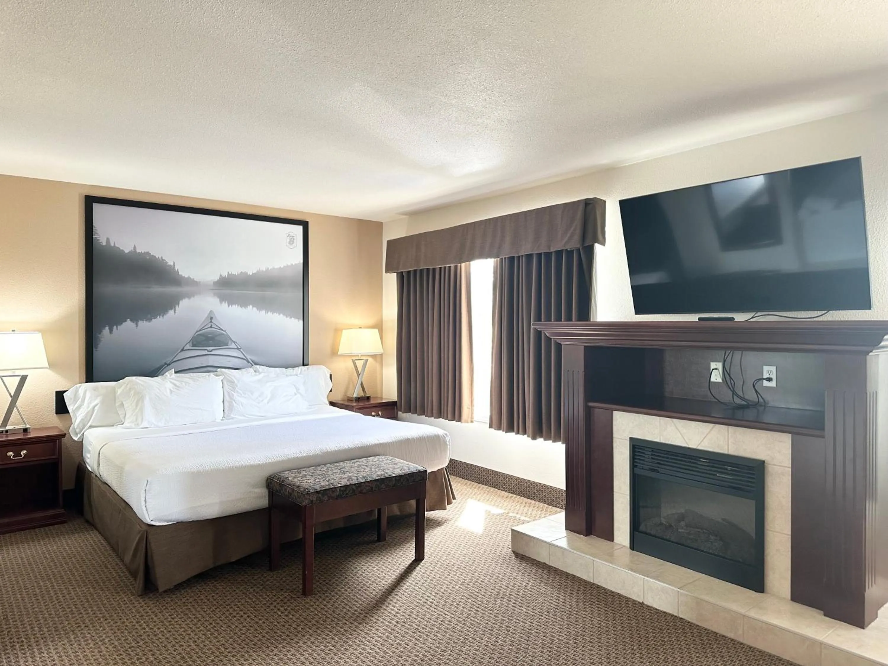 Communal lounge/ TV room, Bed in Super 8 by Wyndham High River AB