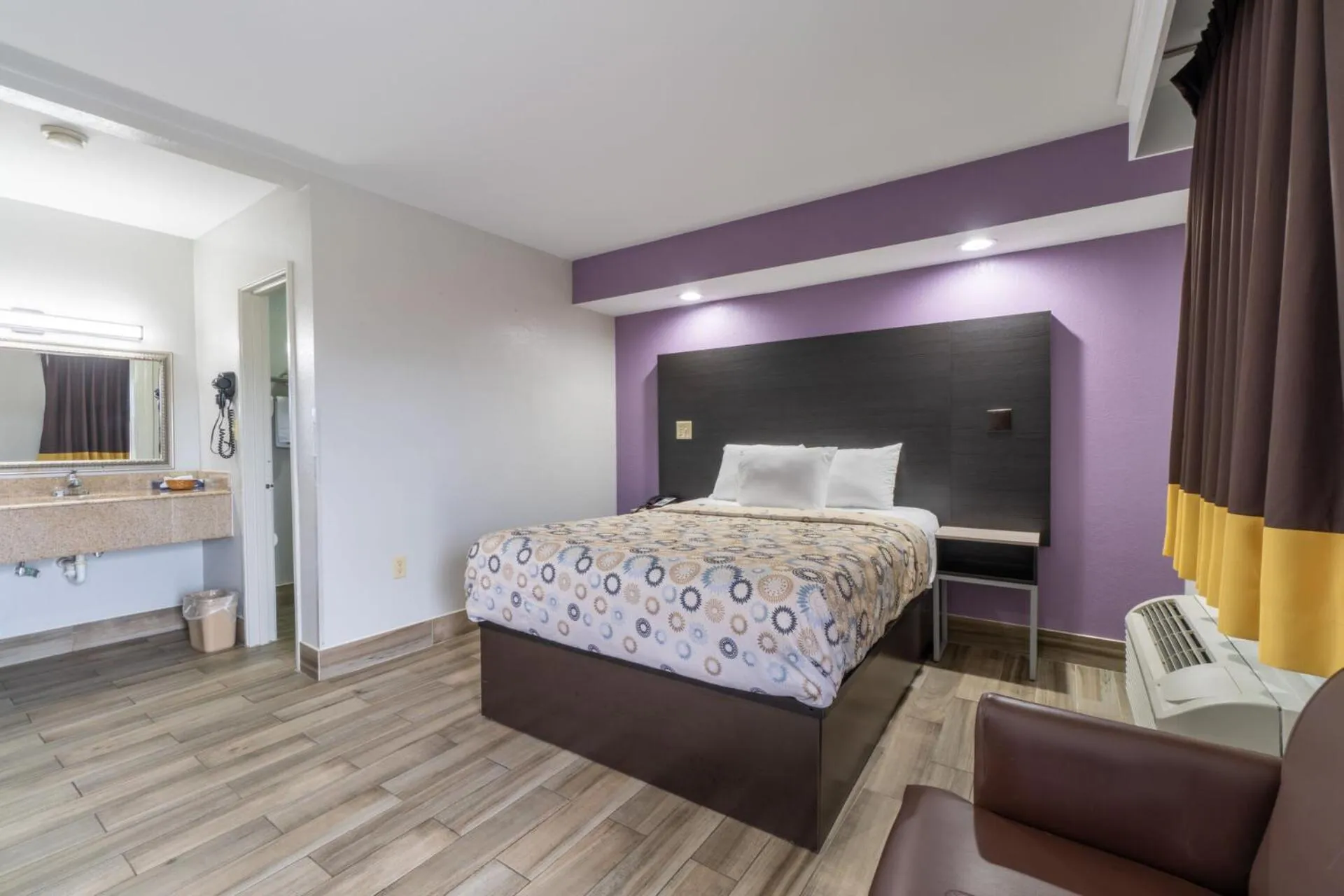 Bed in Holiday Terrace Motel