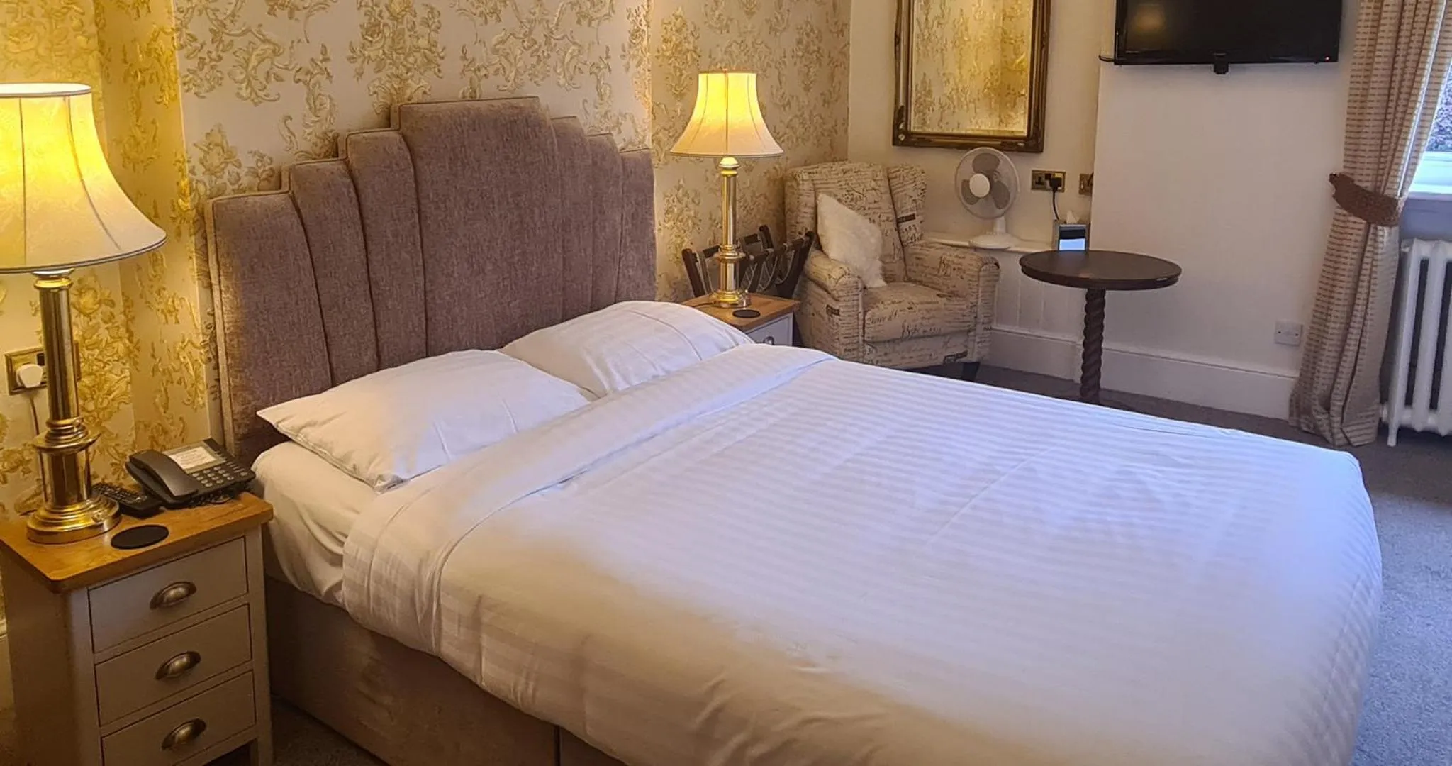 Bedroom, Bed in The Upper House