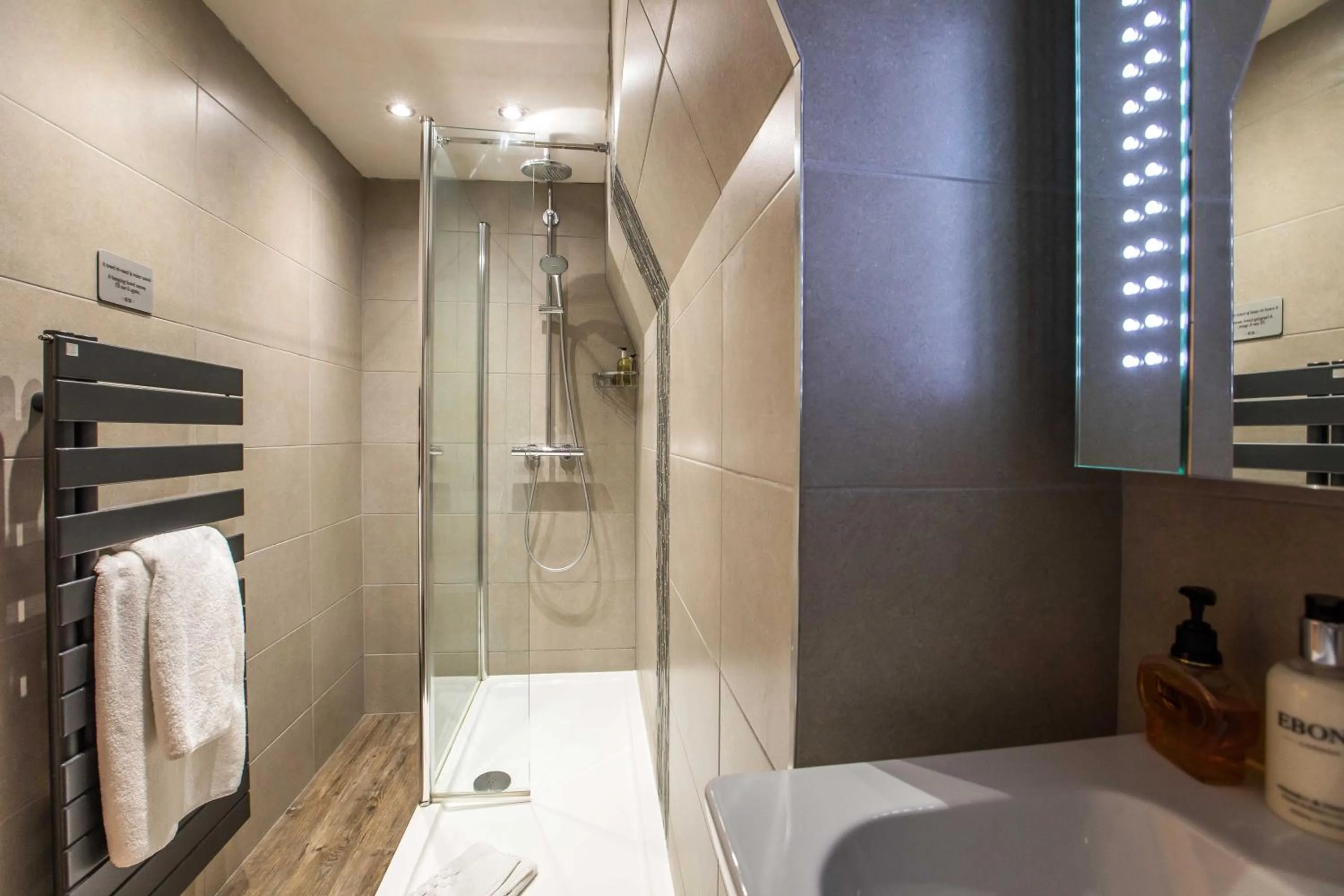 Bathroom, Bed in The Upper House