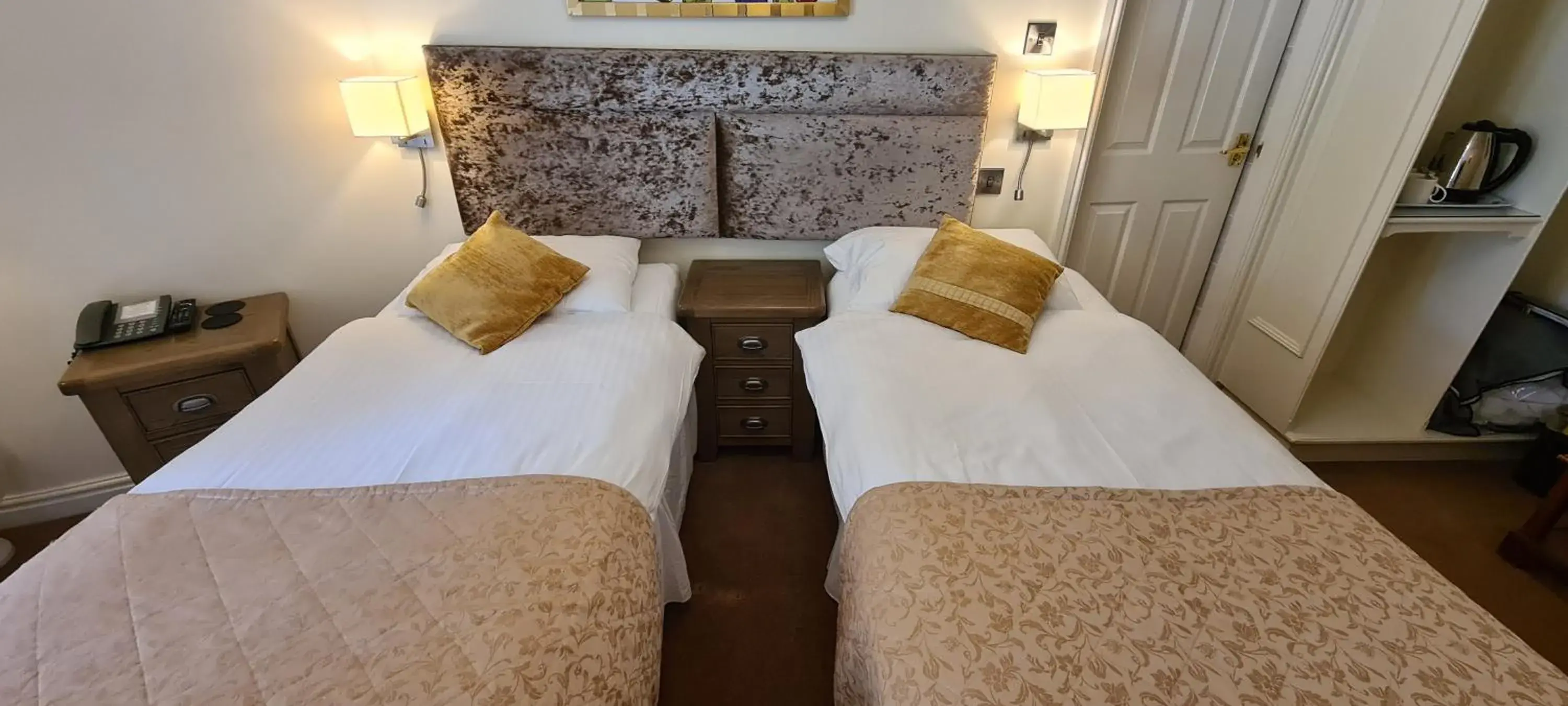 Twin Room with Bathroom in The Upper House Twin Room with Bathroom in The Upper House