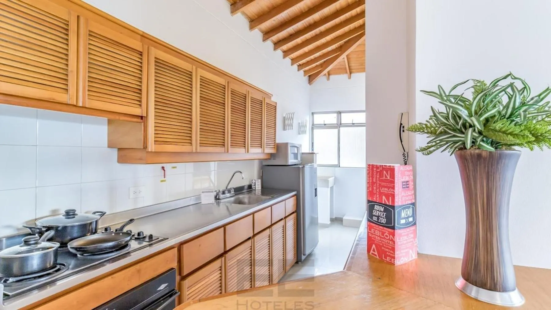 Kitchen or kitchenette in Portal del Rodeo ApartaHotel - Arkadia Mall