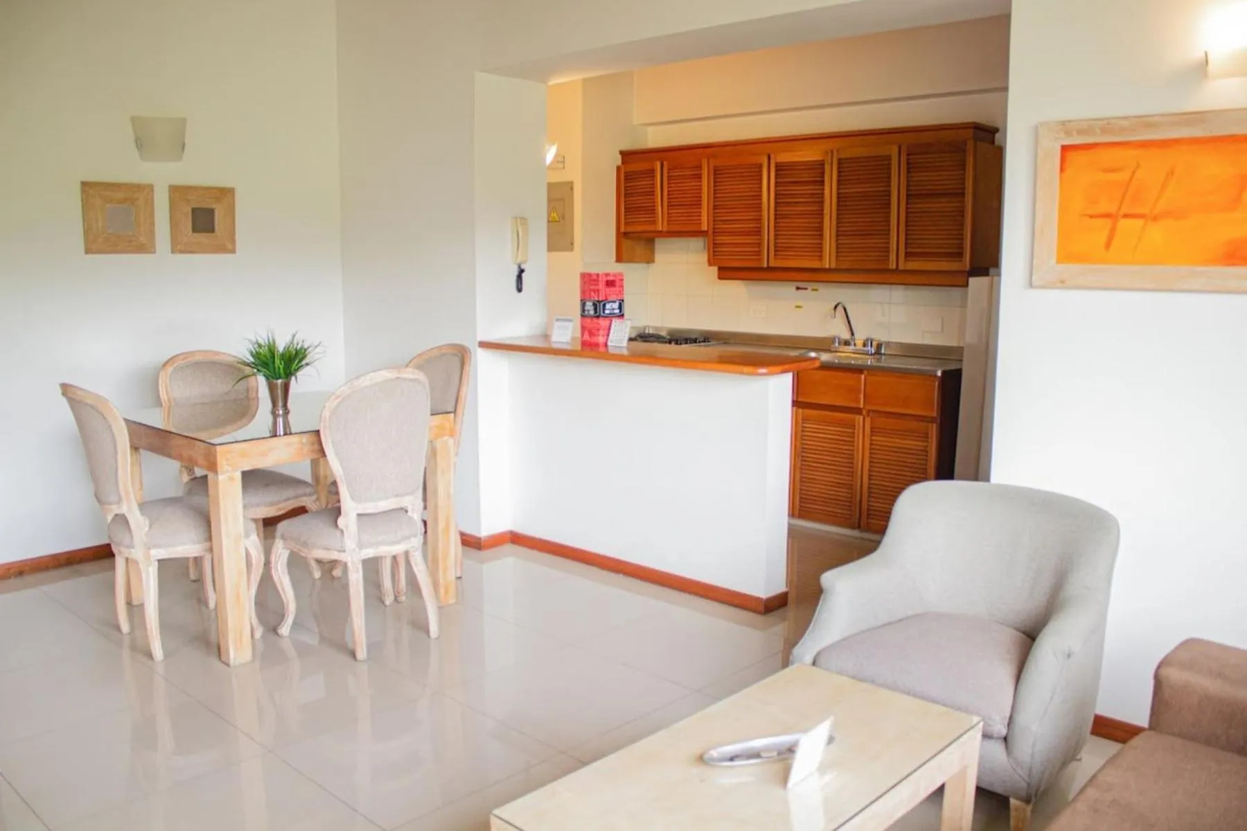 Dining area in Portal del Rodeo ApartaHotel - Arkadia Mall
