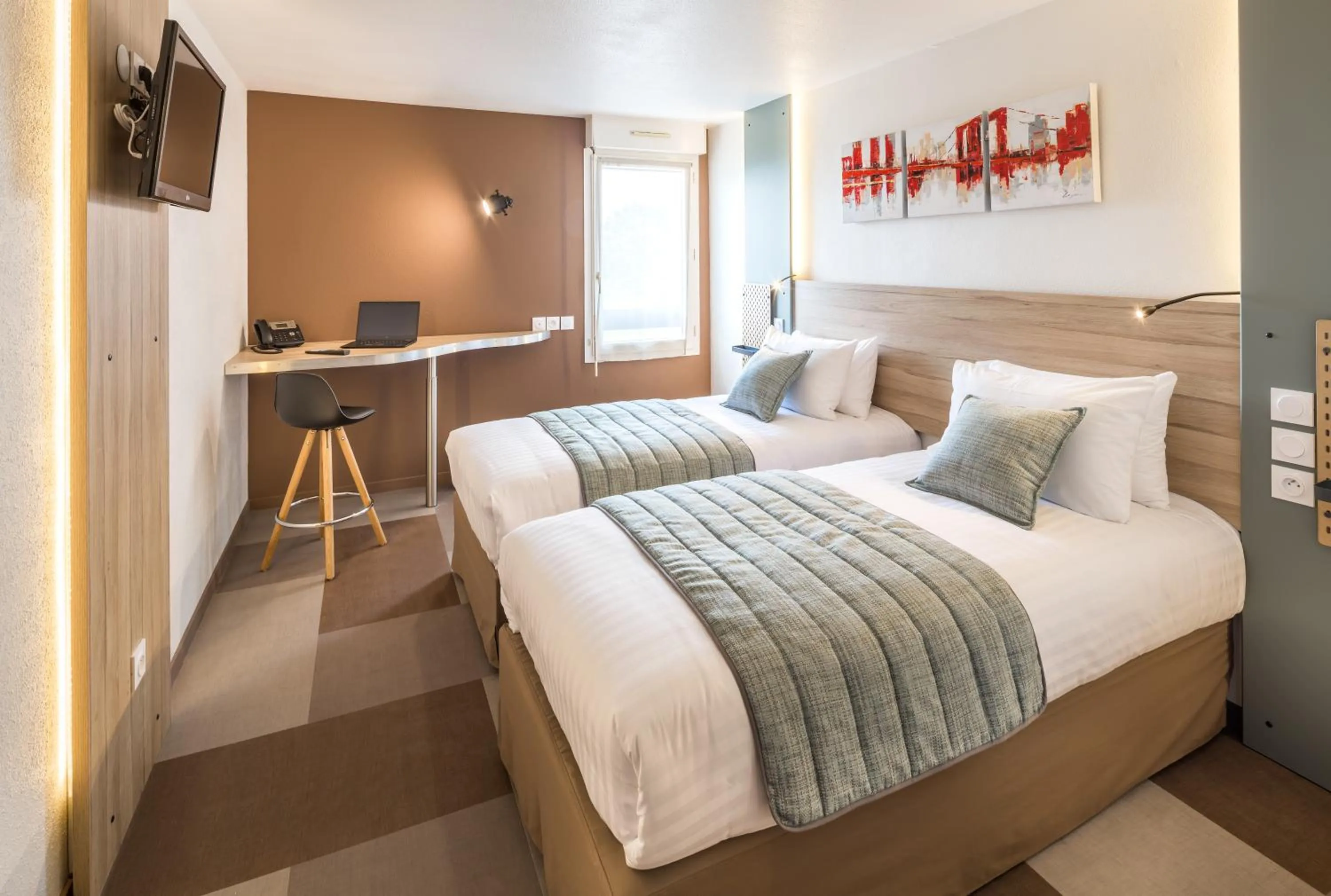 Bedroom, Bed in Carré Pau Airport Hôtel