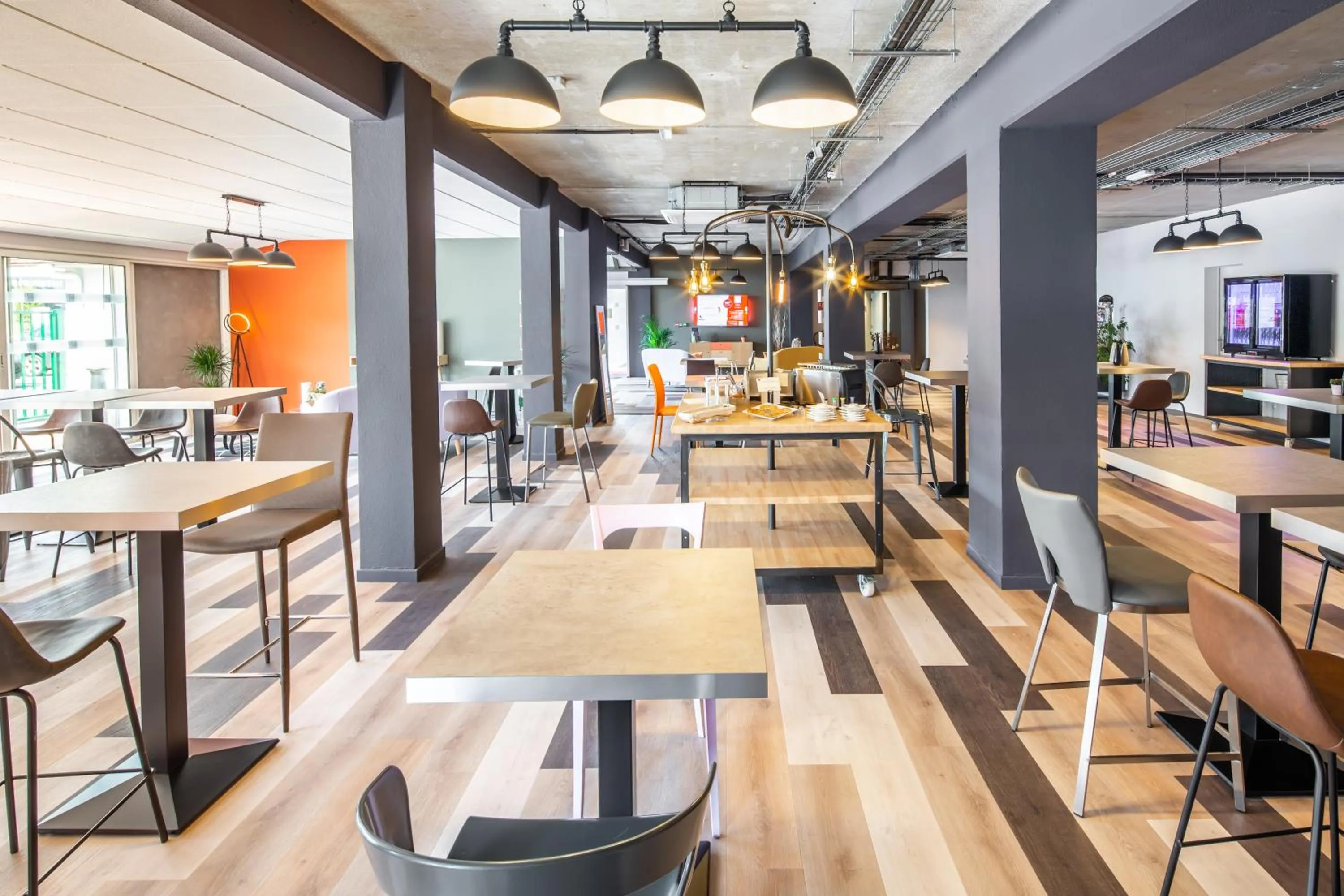 Communal lounge/ TV room in Carré Pau Airport Hôtel