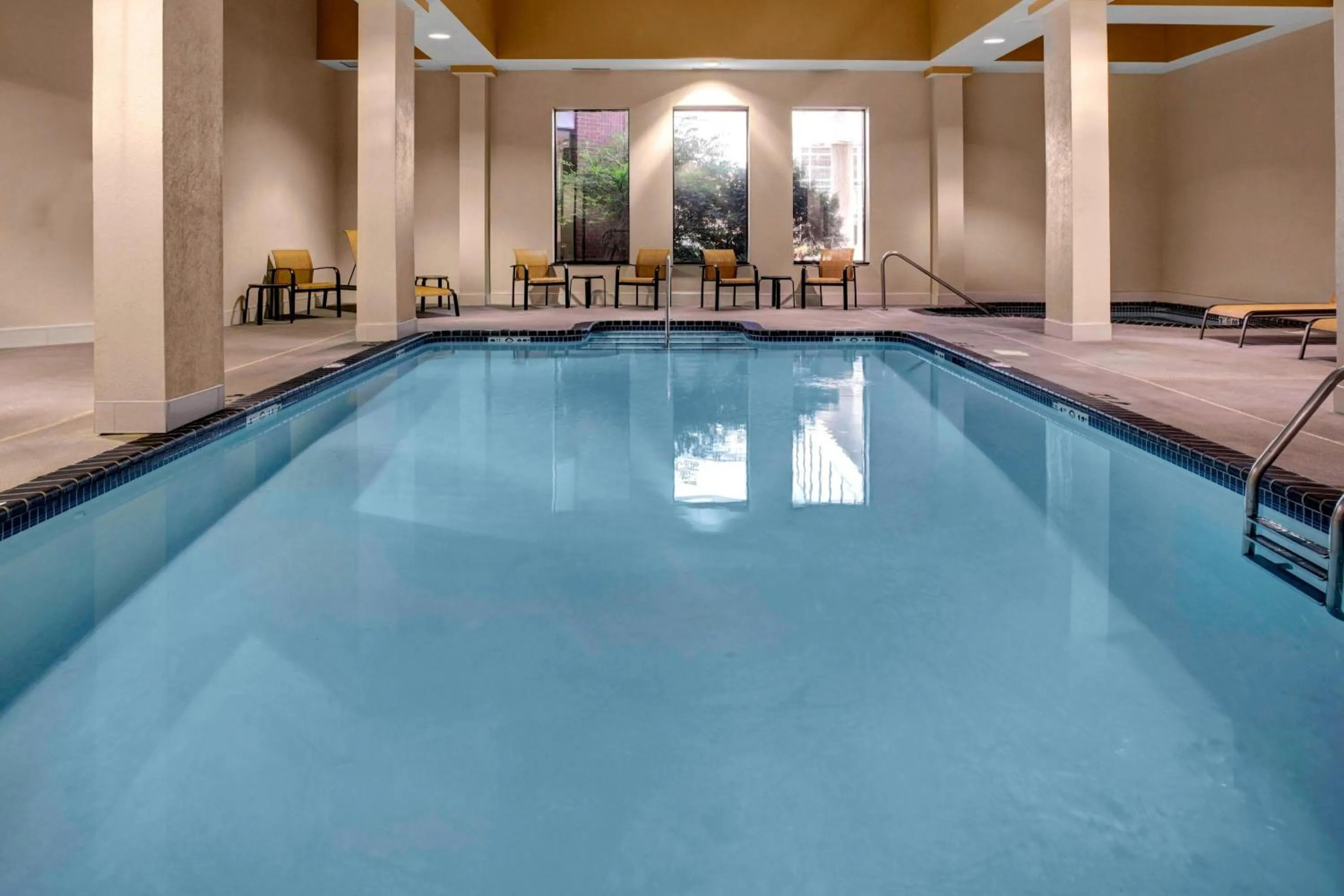 Swimming pool in Courtyard by Marriott St. Cloud