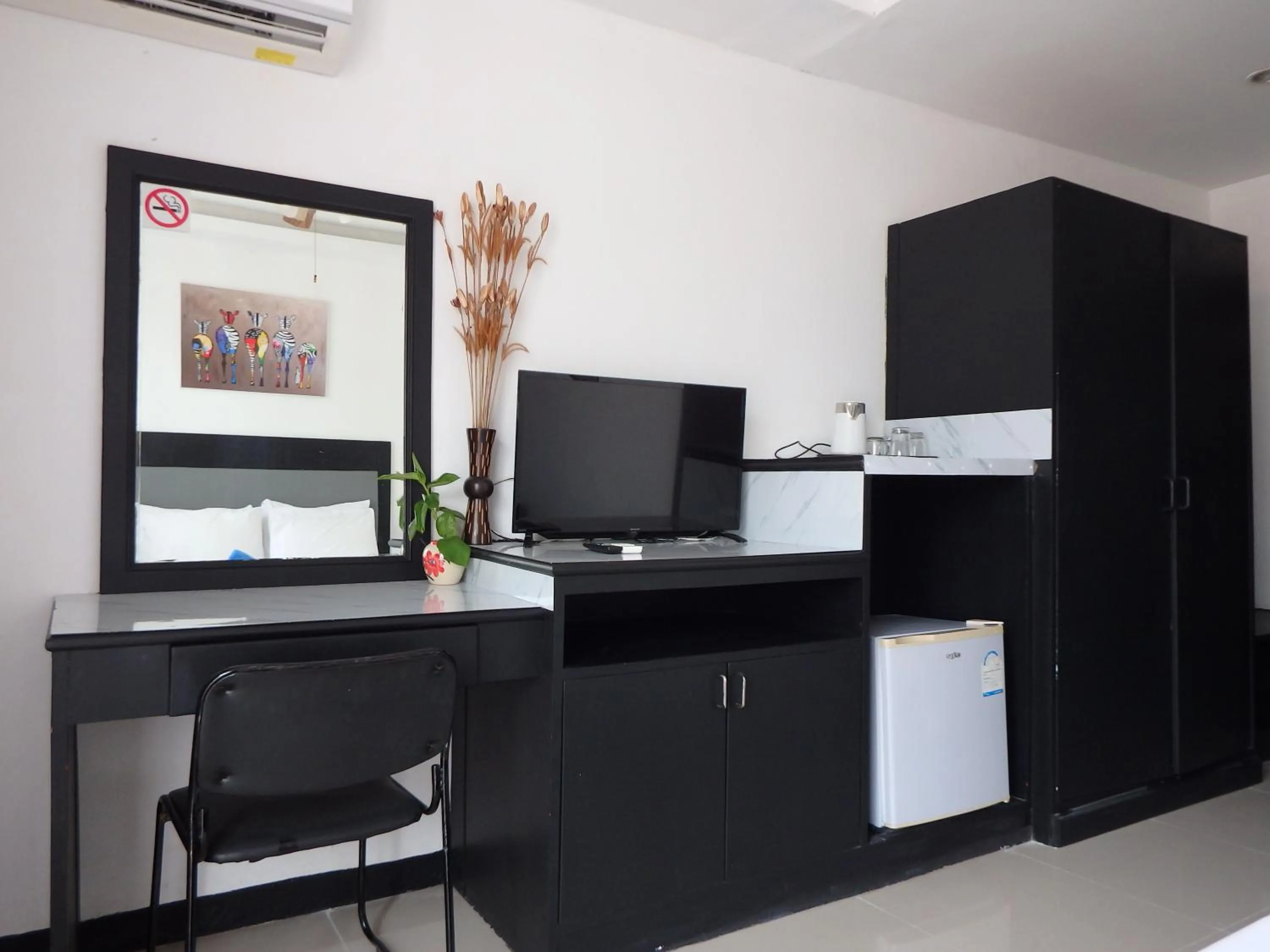 furniture in Boomerang Inn