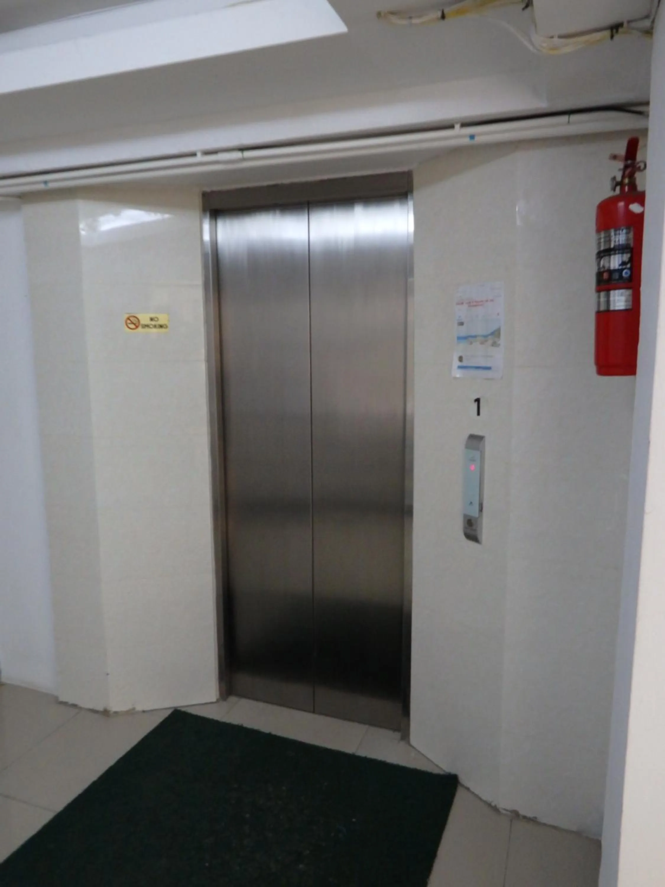 elevator in Boomerang Inn