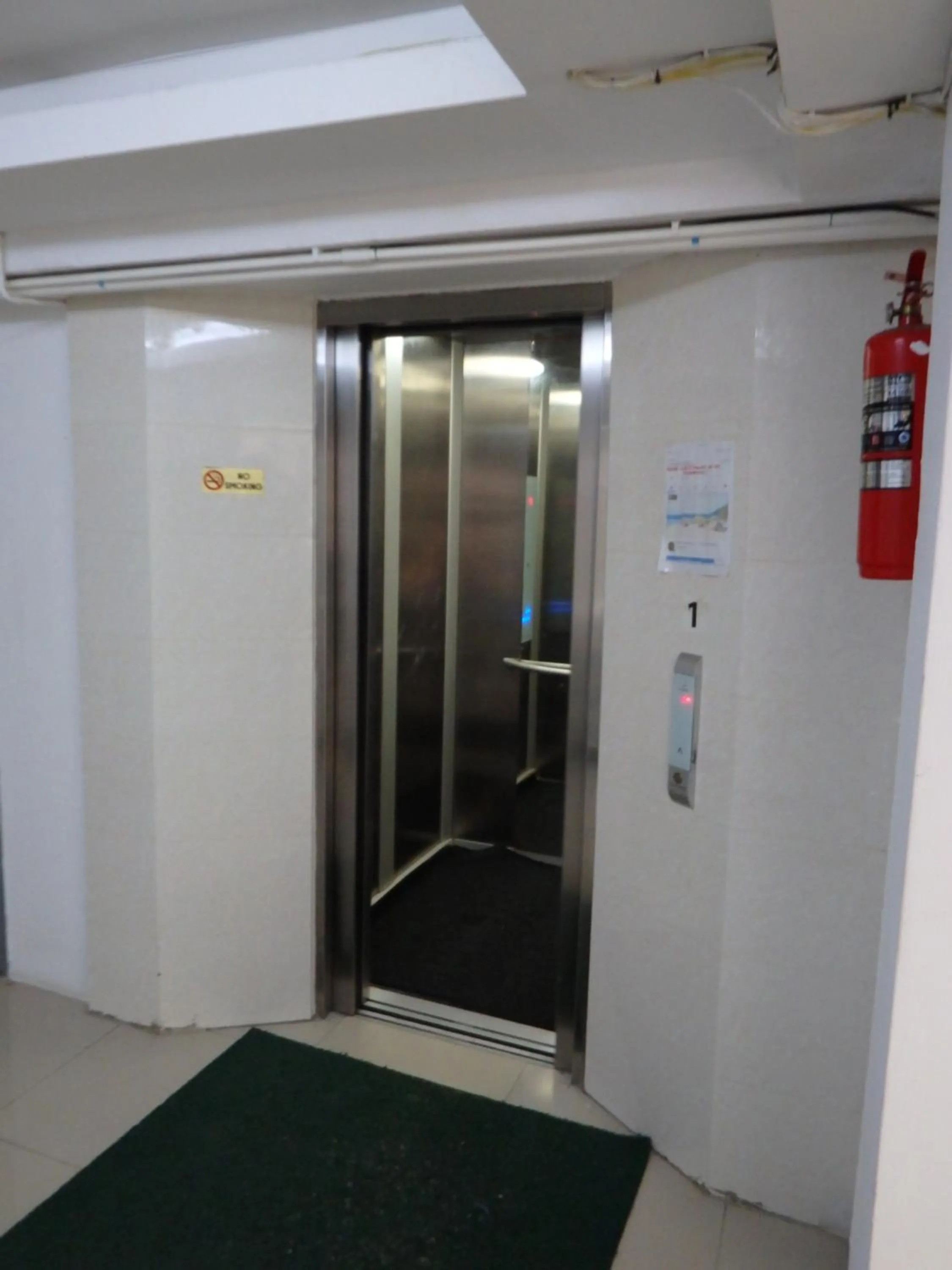 elevator in Boomerang Inn
