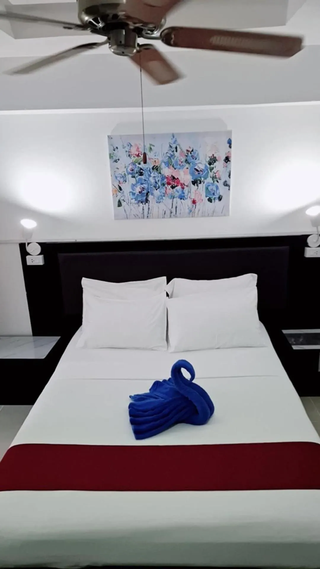 Bedroom, Bed in Boomerang Inn