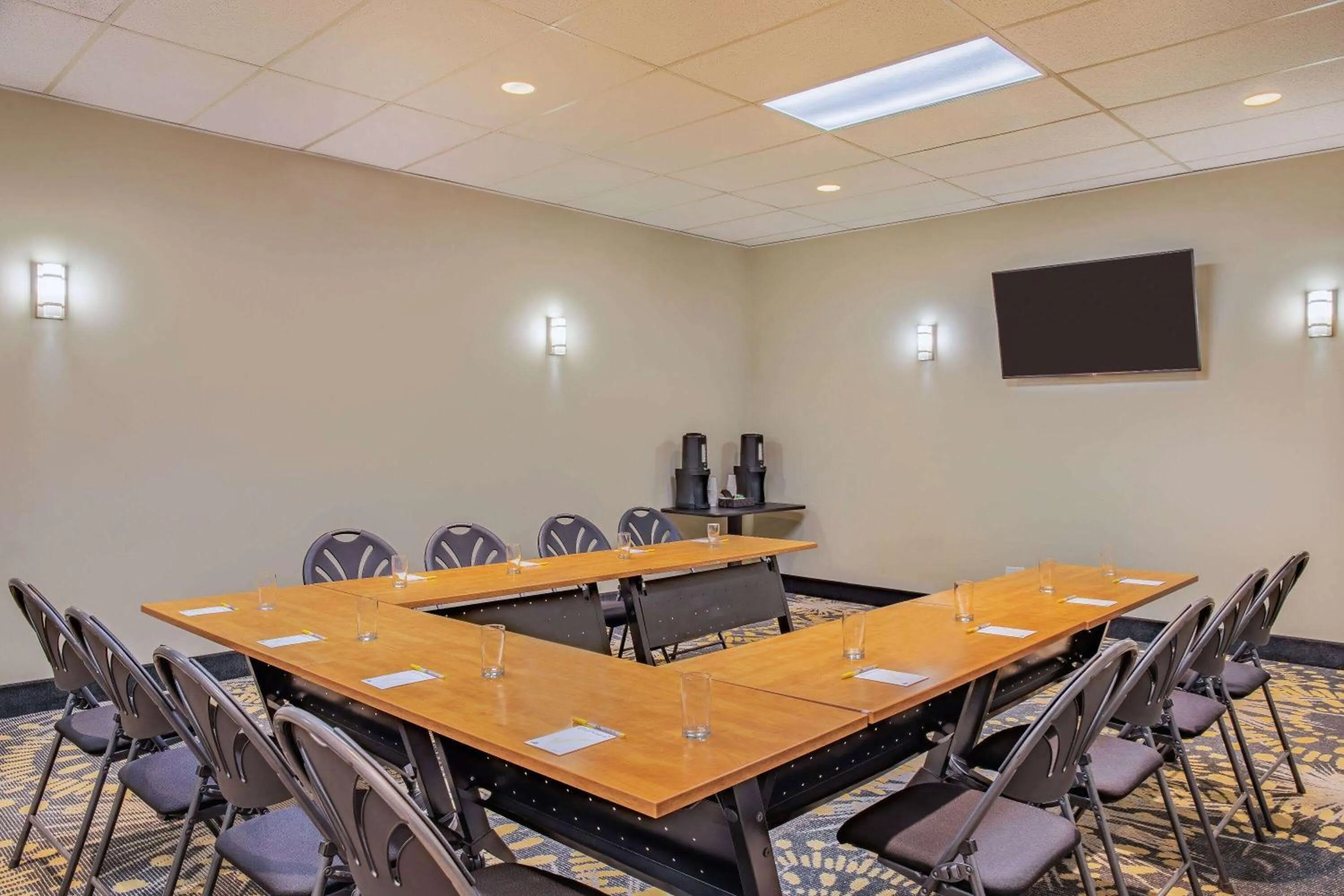 Meeting/conference room in Days Inn by Wyndham Cranbrook Conference Centre