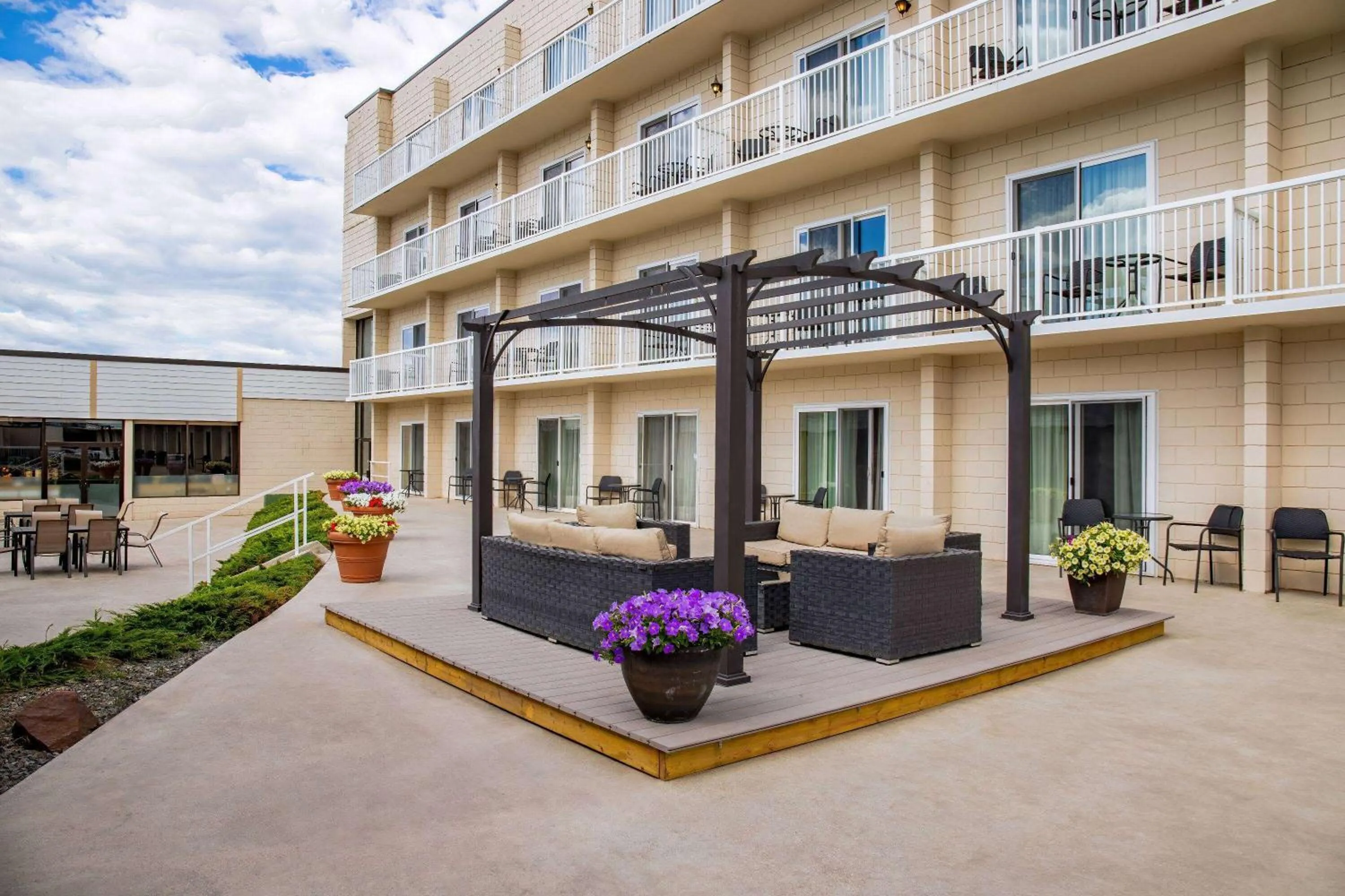 Inner courtyard view in Days Inn by Wyndham Cranbrook Conference Centre