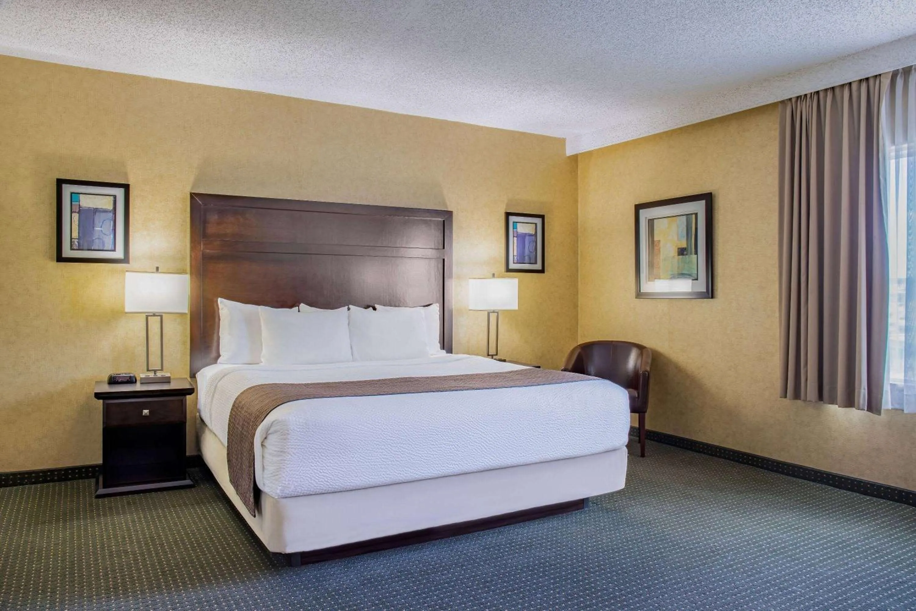 Bath, Bed in Days Inn by Wyndham Cranbrook Conference Centre