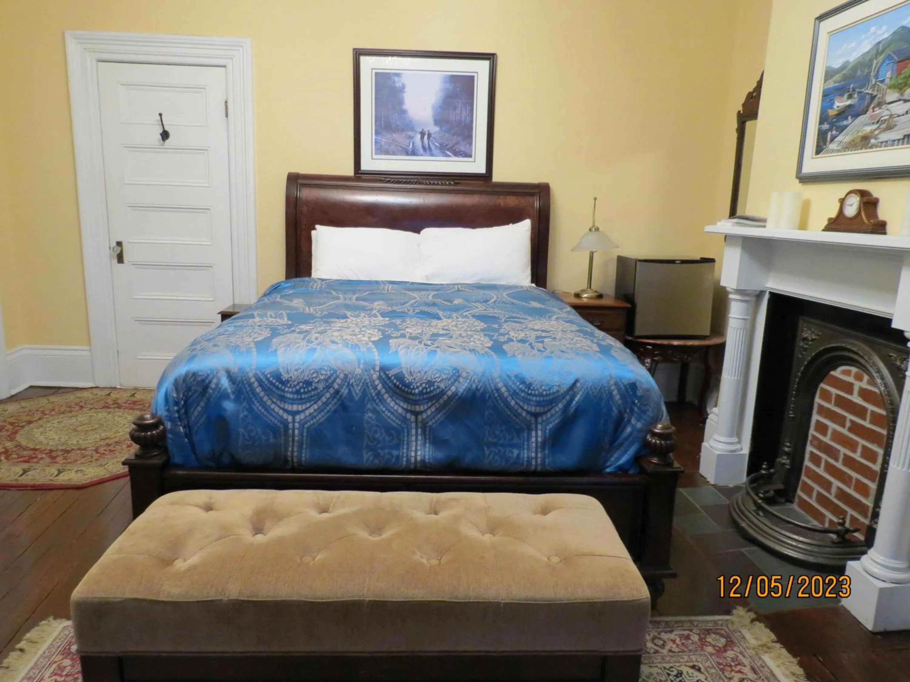 Bed in The Roses Heritage Inn