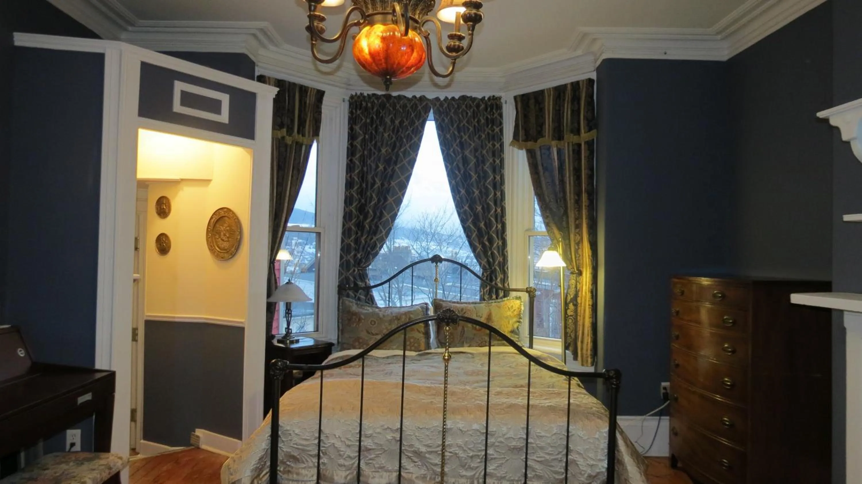 Bed in The Roses Heritage Inn