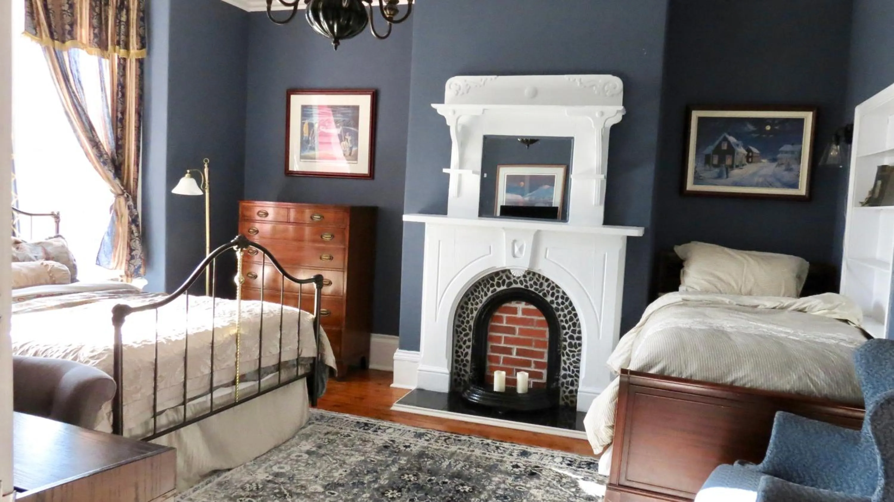 Bed in The Roses Heritage Inn