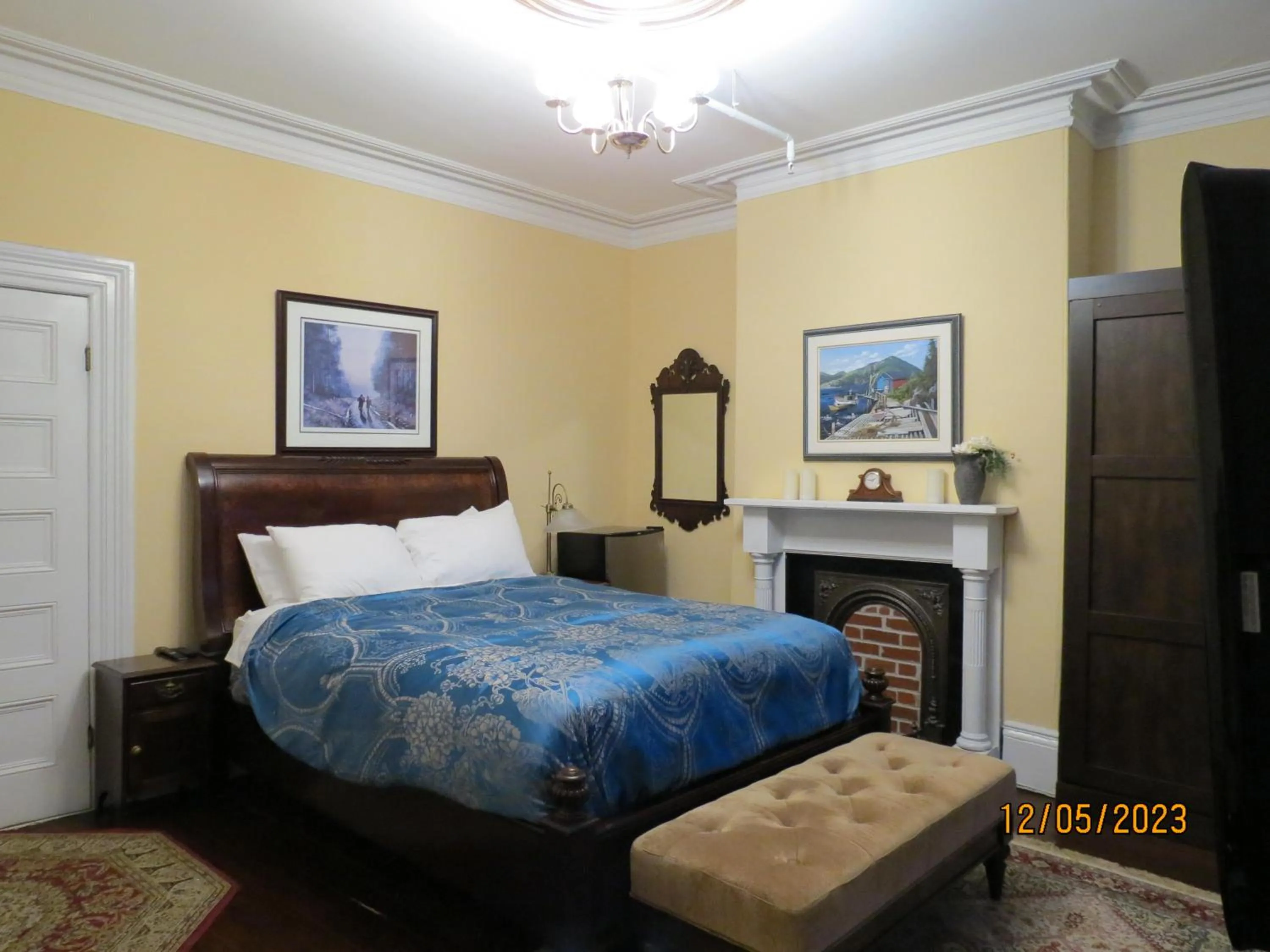 Bed in The Roses Heritage Inn